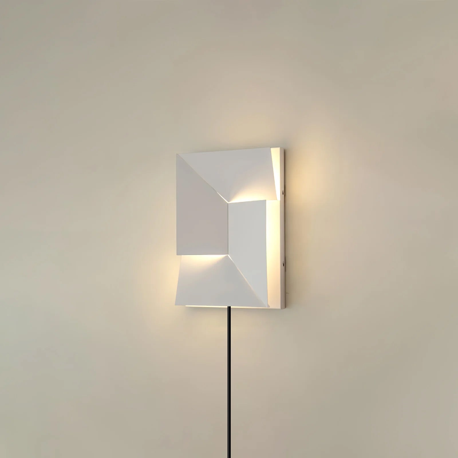 shadows-grand-plug-in-sconce-anzaz--159