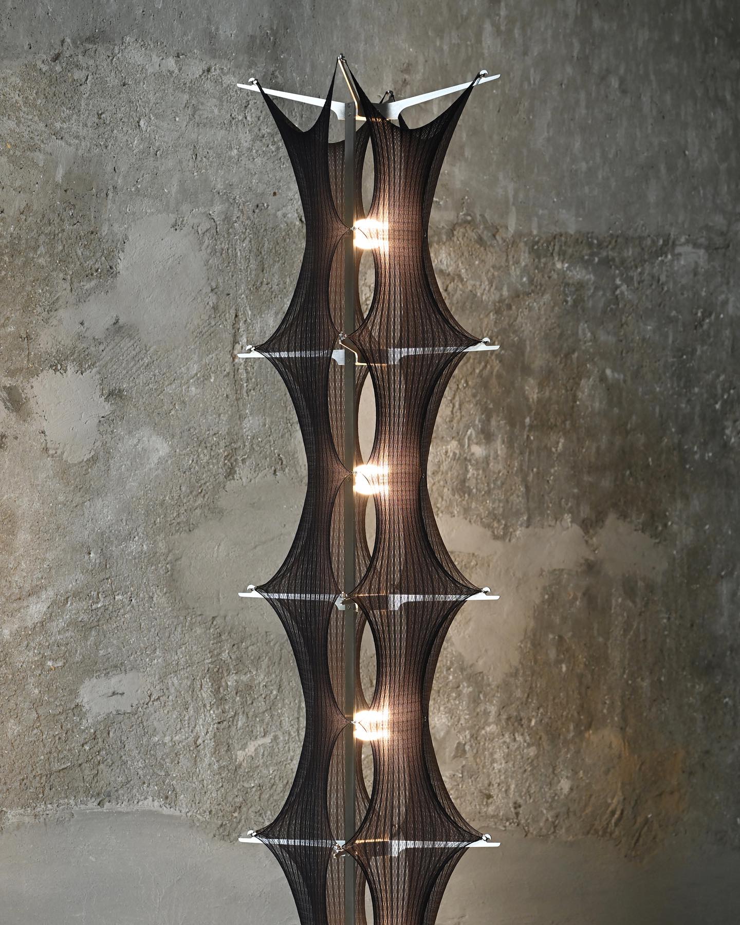 noir-mesh-tower-floor-lamp-anzaz--6