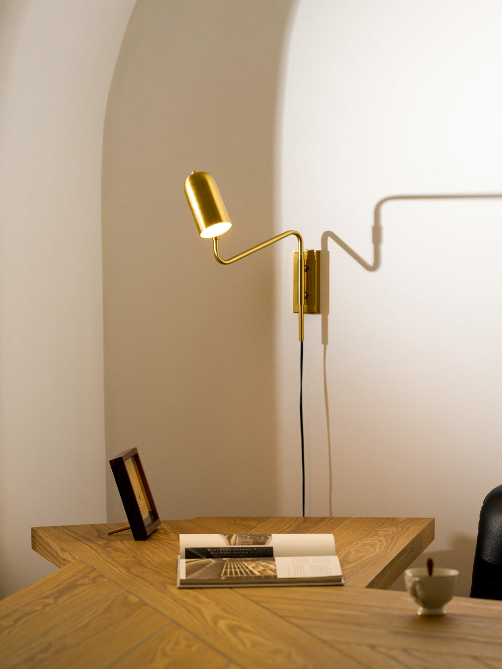 adjustable-arm-plug-in-wall-lamp-anzaz--26