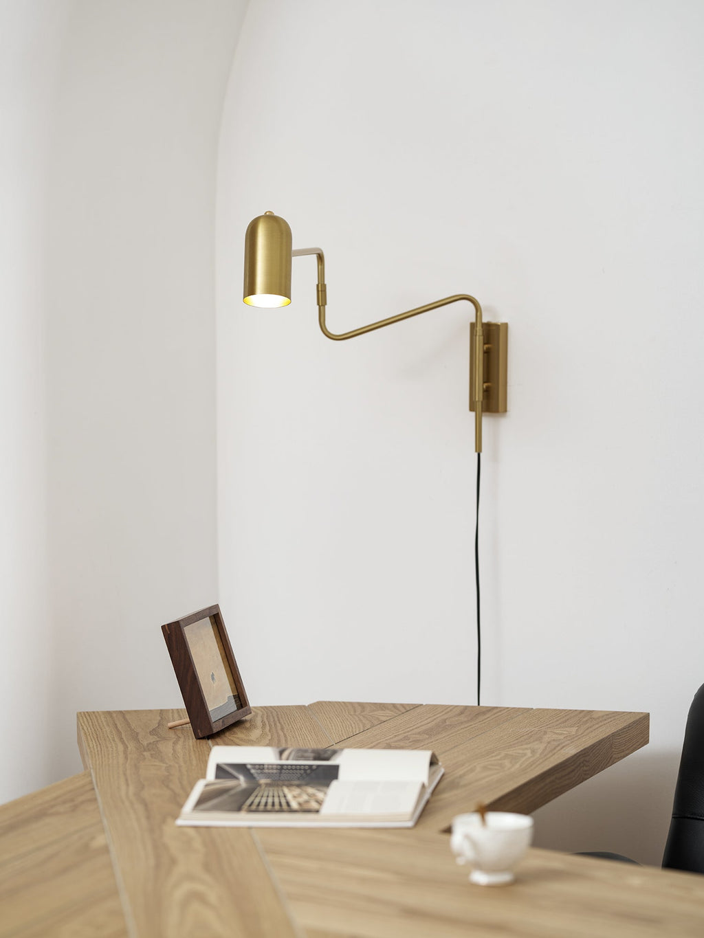 adjustable-arm-plug-in-wall-lamp-anzaz--30