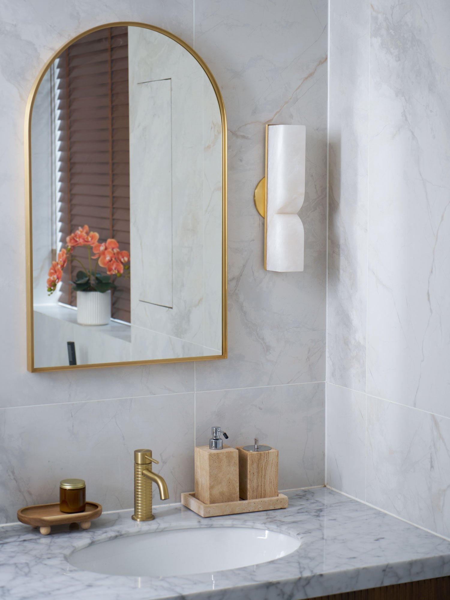 alabaster-essence-wall-sconce-anzaz--59
