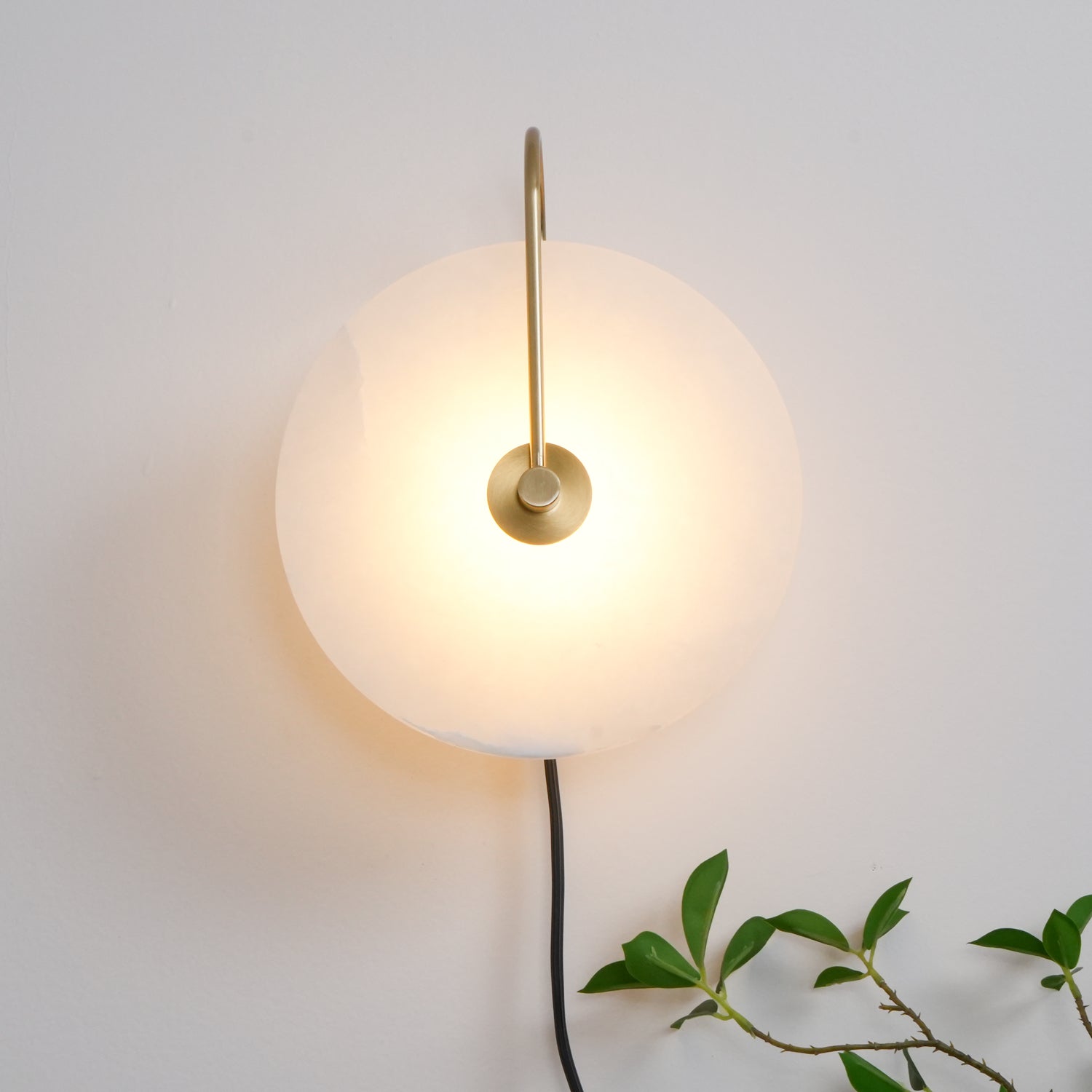 alabaster-led-plug-in-wall-lamp-anzaz-Gold & White cable-18