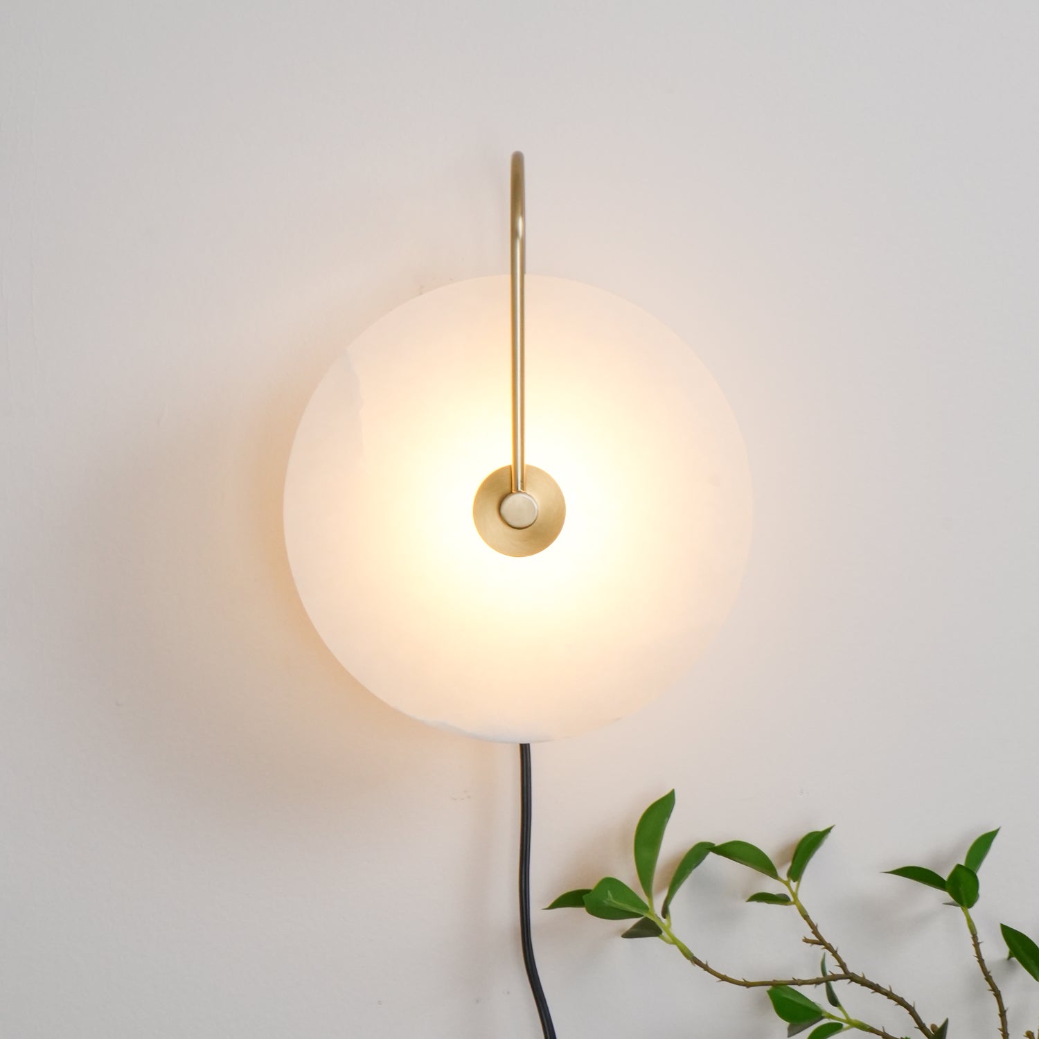 alabaster-led-plug-in-wall-lamp-anzaz-Gold & Black cable-13