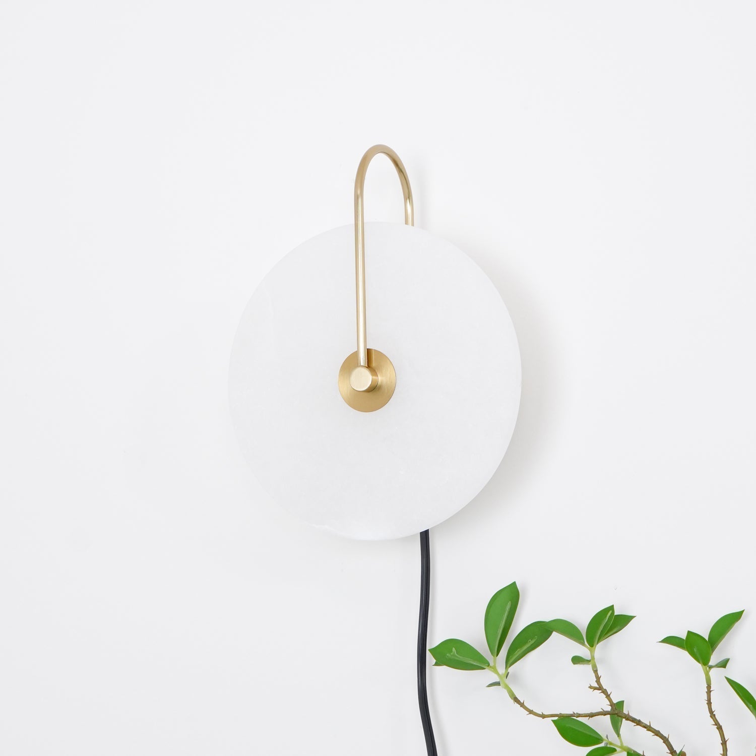 alabaster-led-plug-in-wall-lamp-anzaz-Gold & Black cable-15