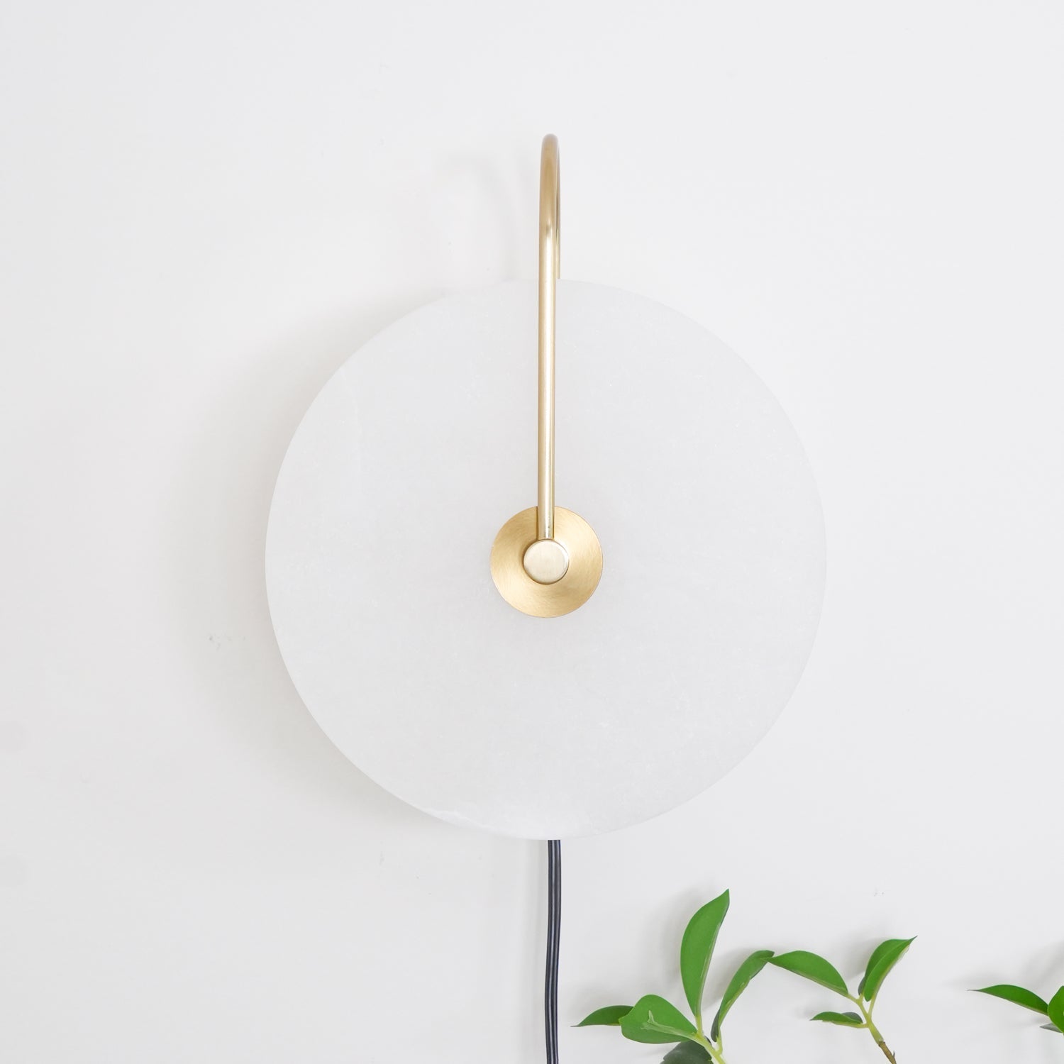 alabaster-led-plug-in-wall-lamp-anzaz-Gold & Black cable-14