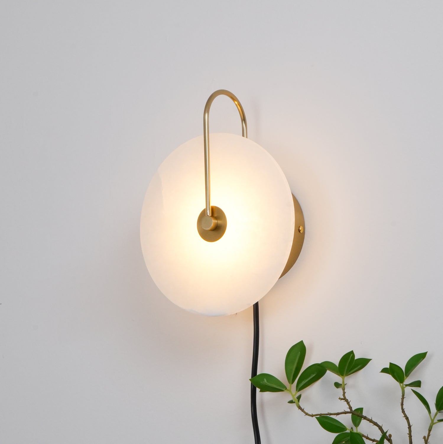 alabaster-led-plug-in-wall-lamp-anzaz-Gold & White cable-17