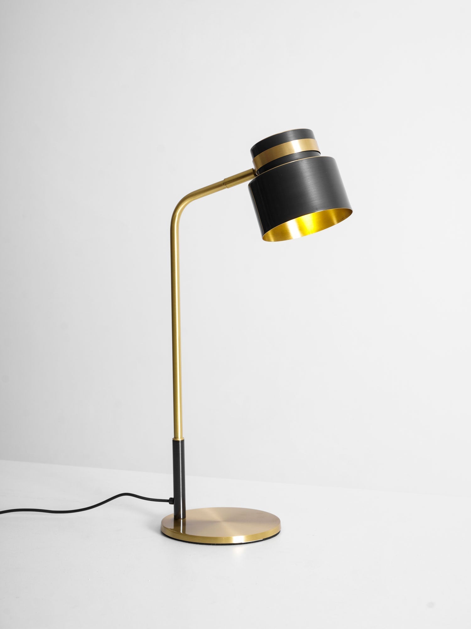 ari-scandustrial-table-lamp-anzaz--40