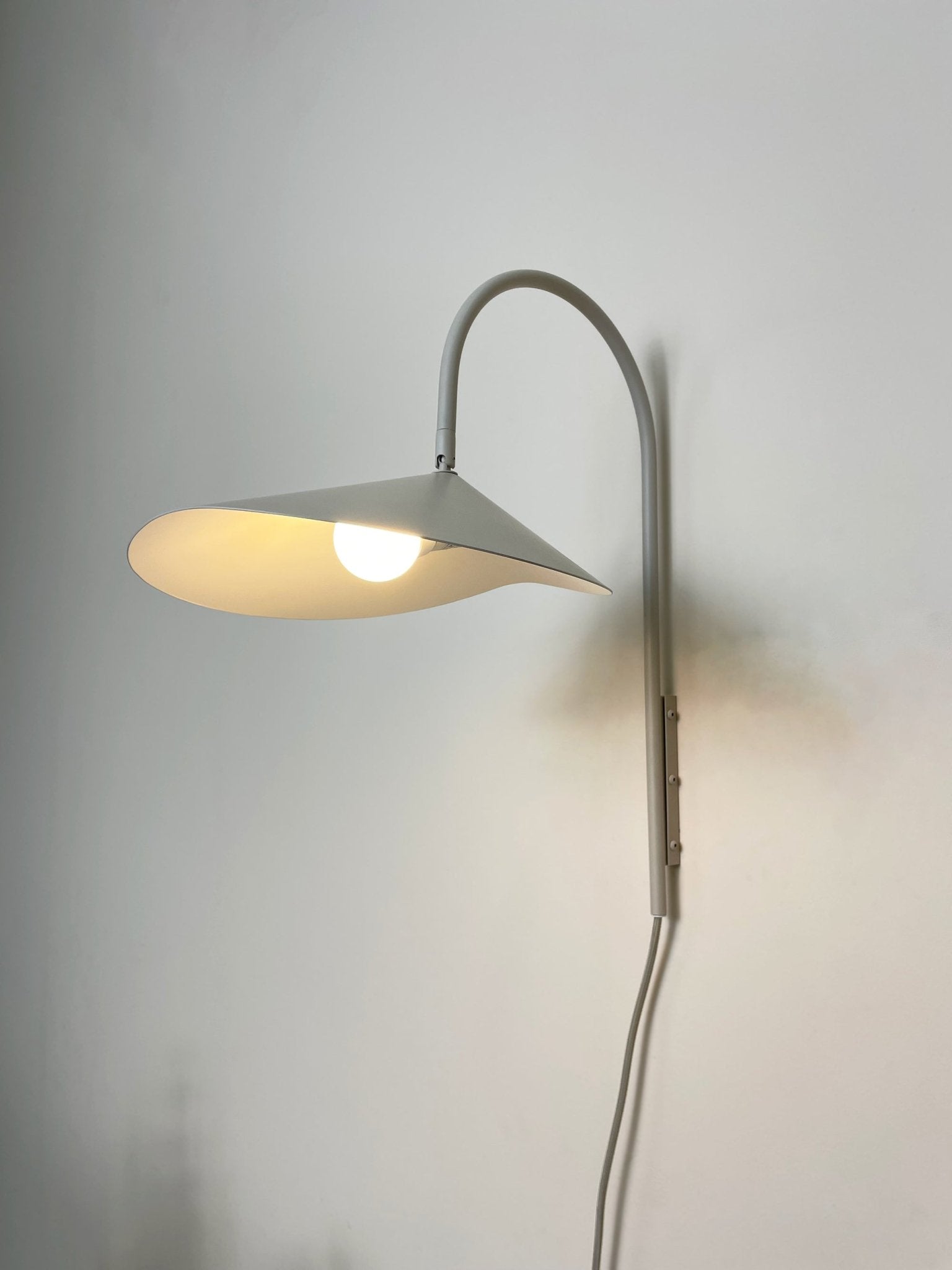 alocasia-swivel-plug-in-wall-lamp-anzaz-Beige-5