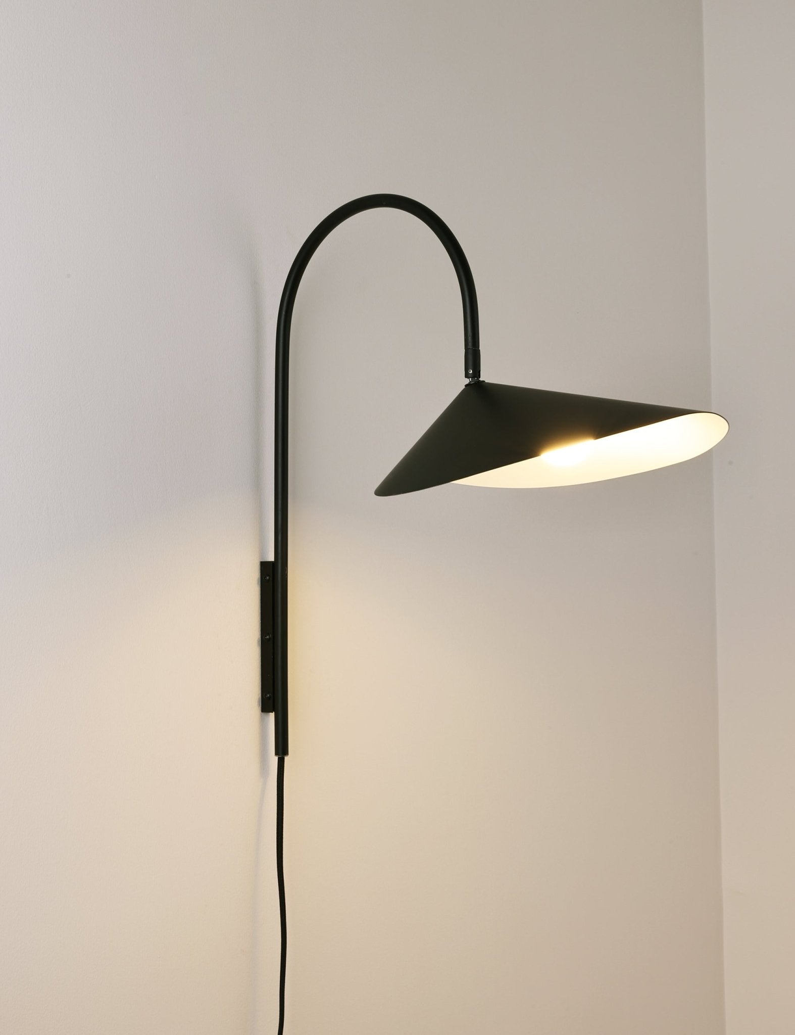 alocasia-swivel-plug-in-wall-lamp-anzaz-Black-10