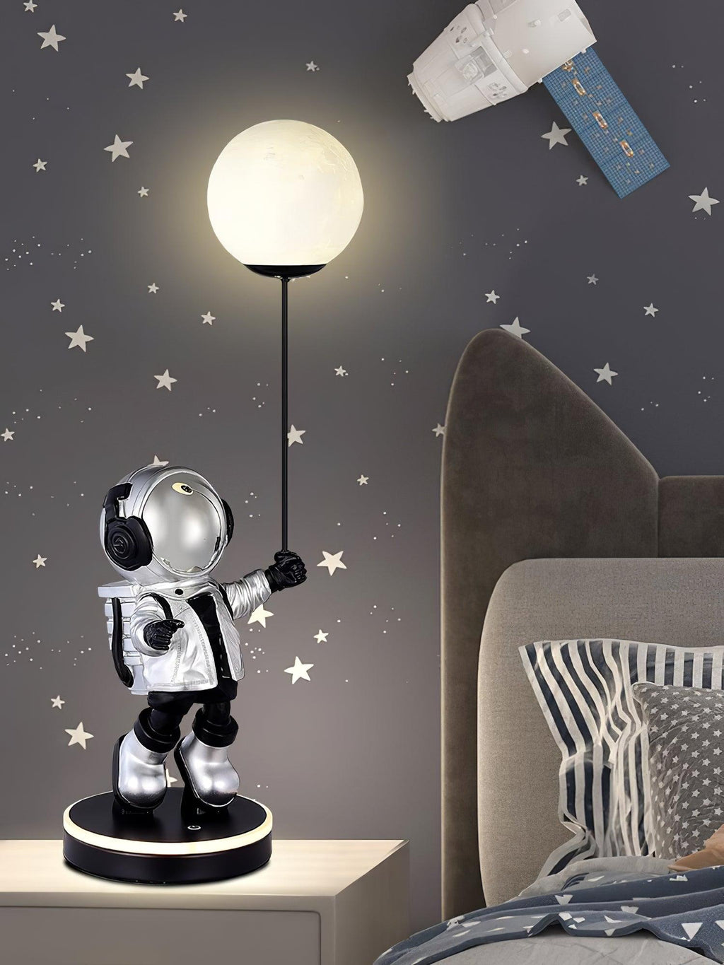 astronaut-and-planet-lamp-anzaz-AU plug-7