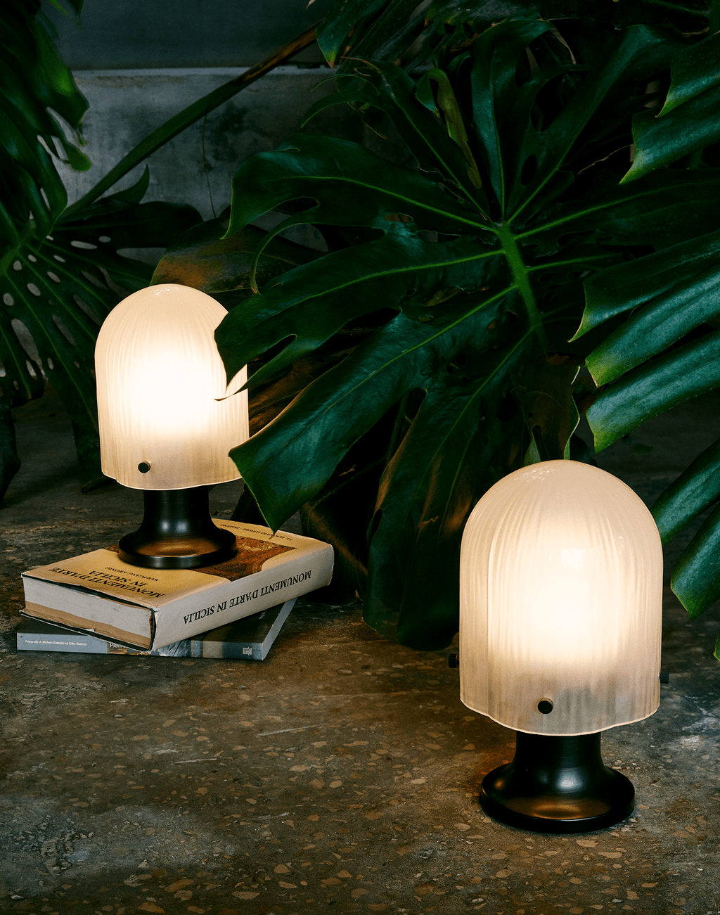 aura-fluted-table-lamp-anzaz-Black & White-3