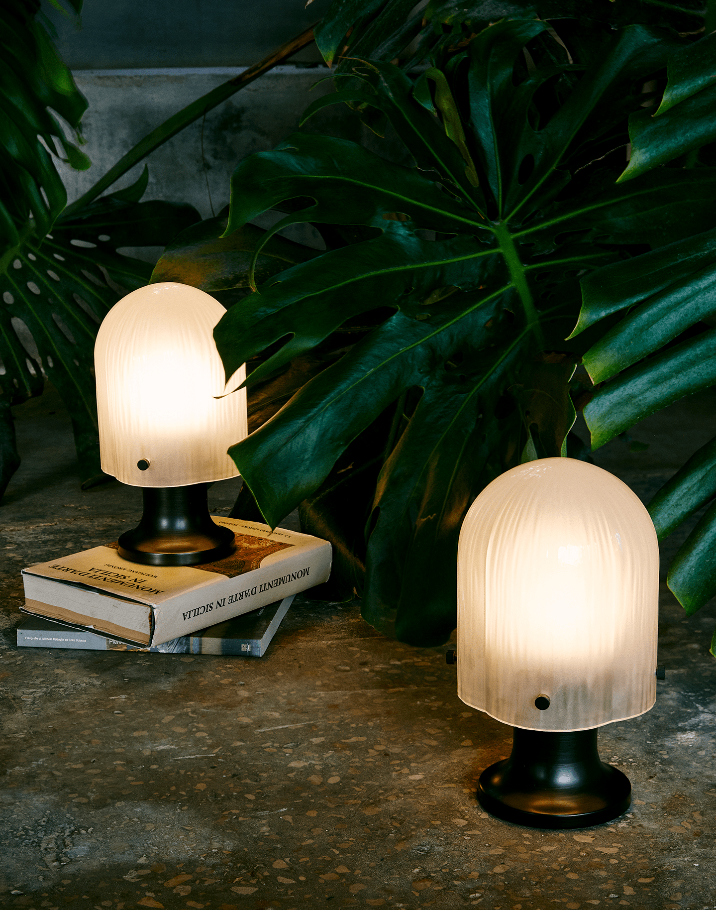 aura-fluted-table-lamp-anzaz-Black & White-3