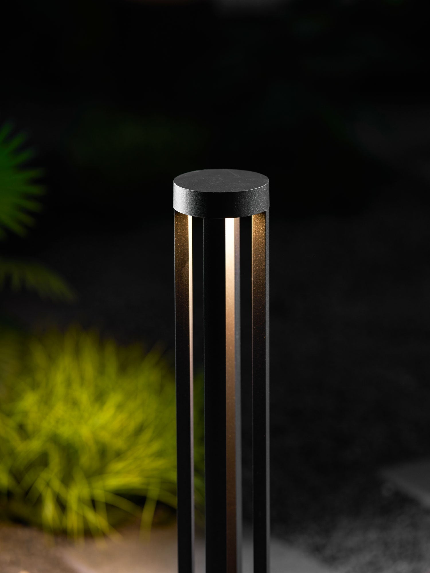 black-cylindrical-garden-outdoor-light-anzaz--13