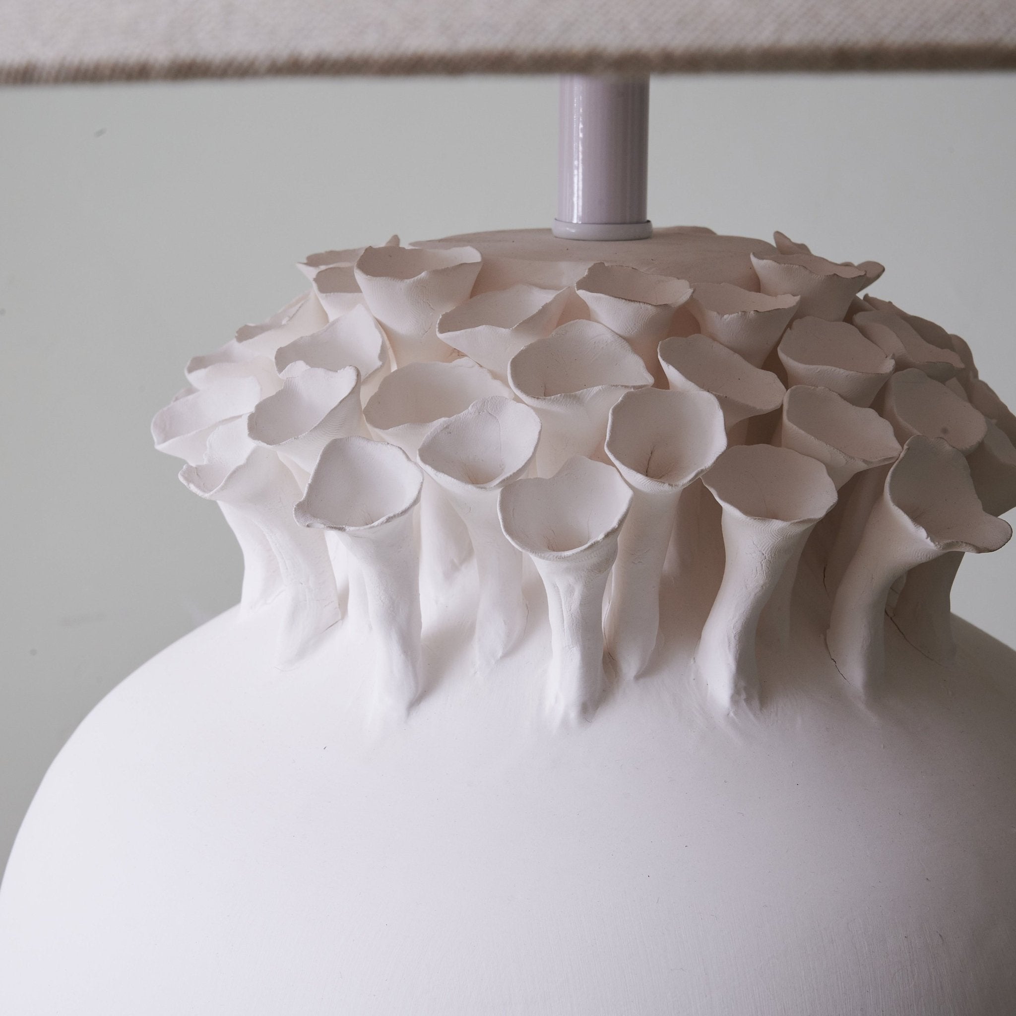 blossom-crest-ceramic-table-lamp-anzaz--11