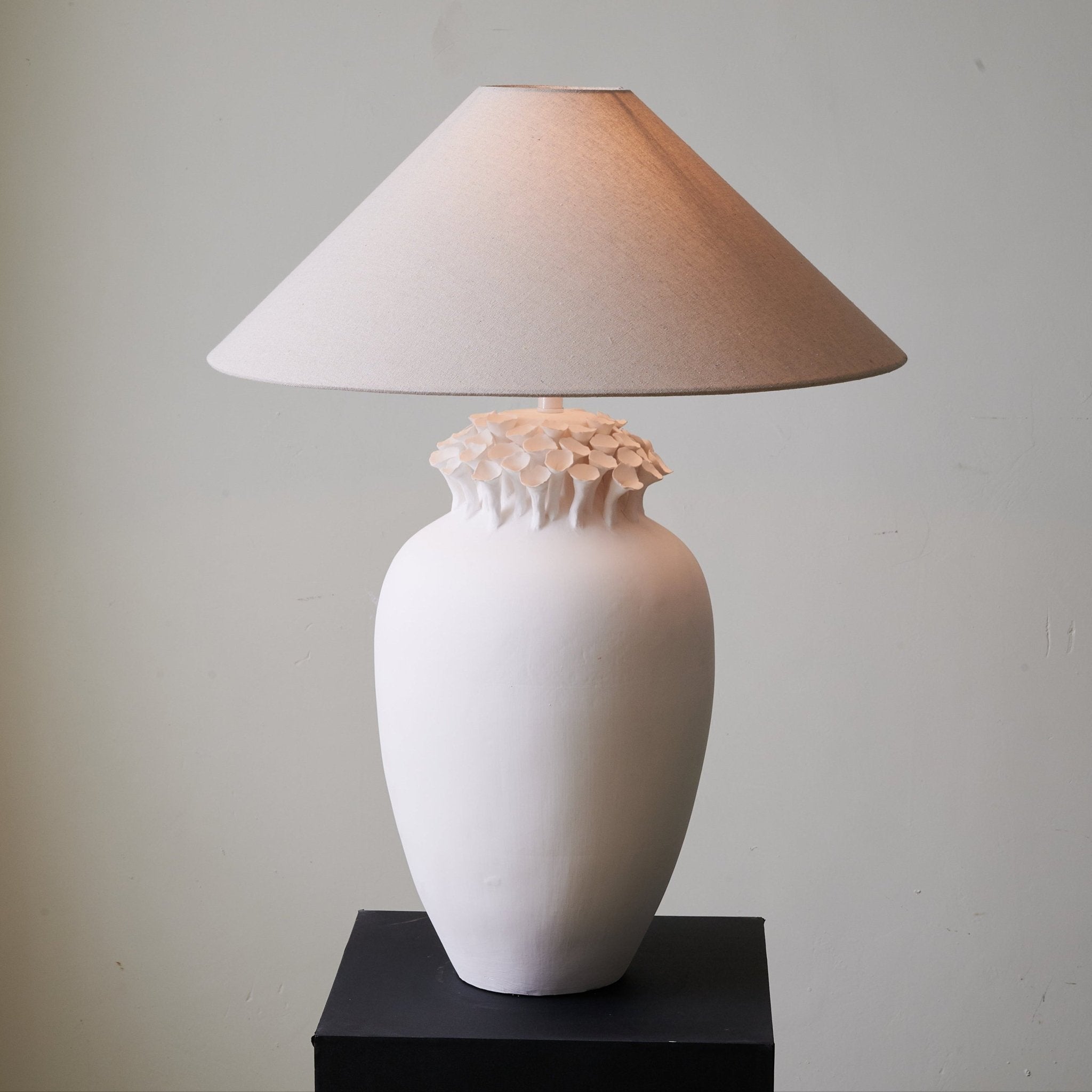 blossom-crest-ceramic-table-lamp-anzaz--6