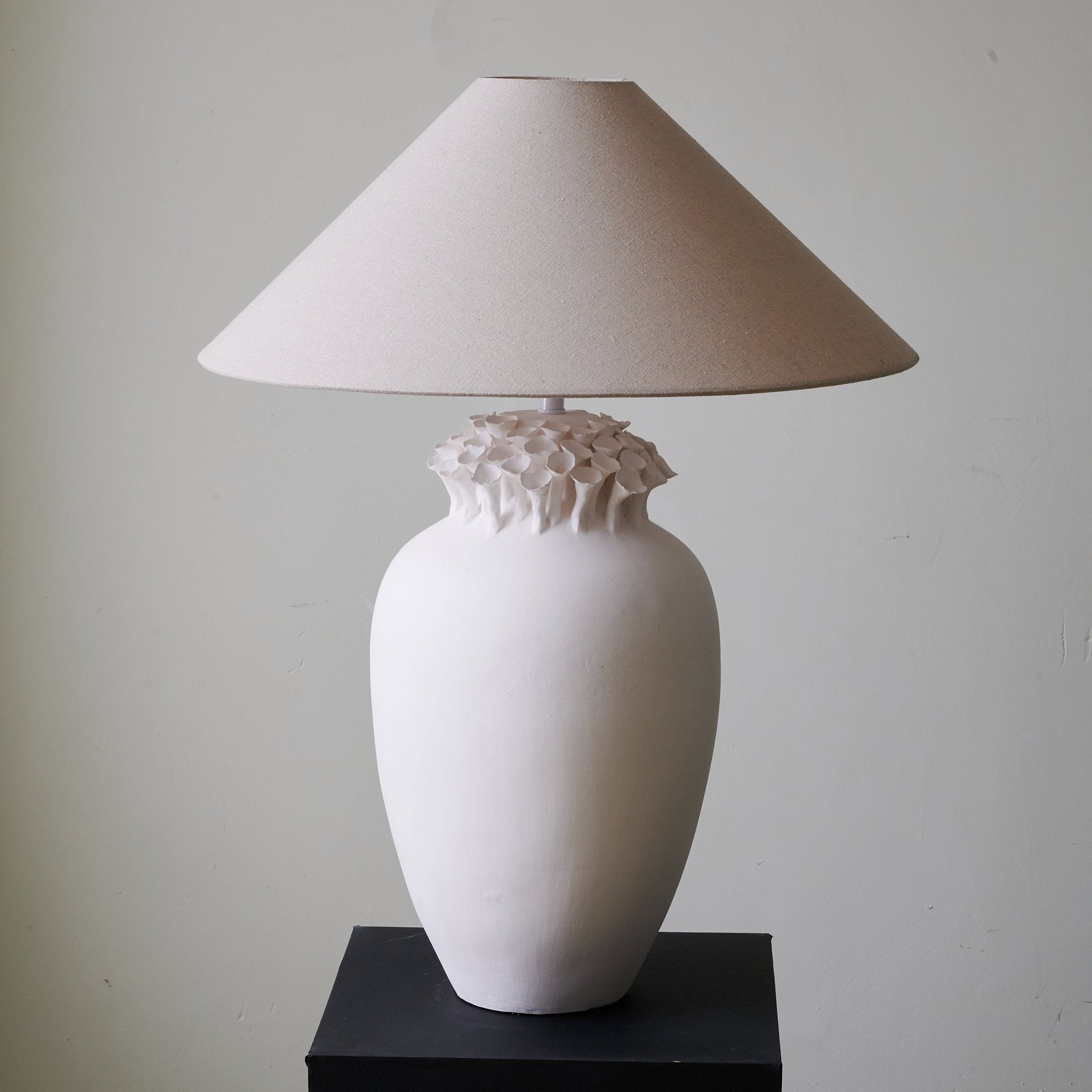 blossom-crest-ceramic-table-lamp-anzaz--5