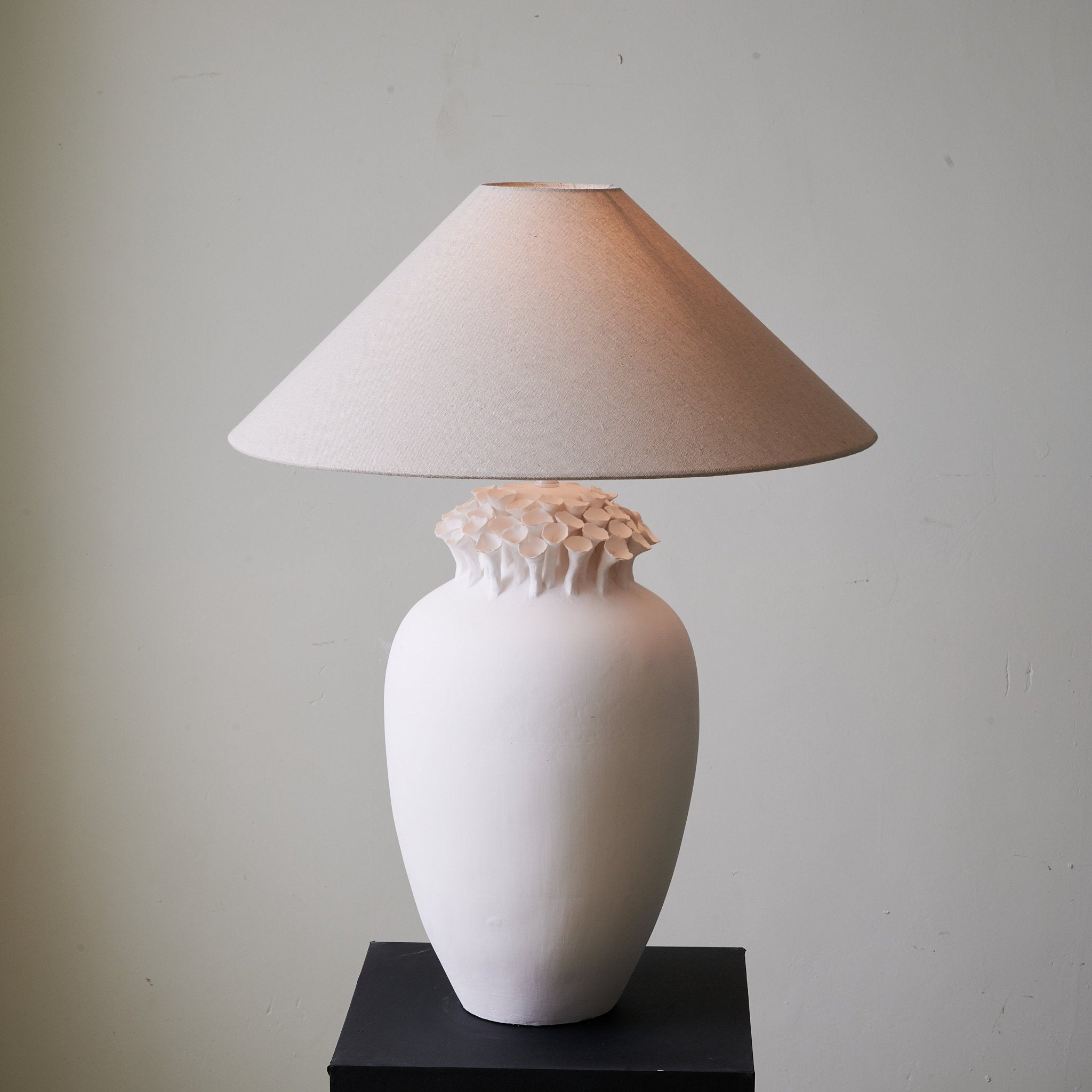 blossom-crest-ceramic-table-lamp-anzaz-White-2
