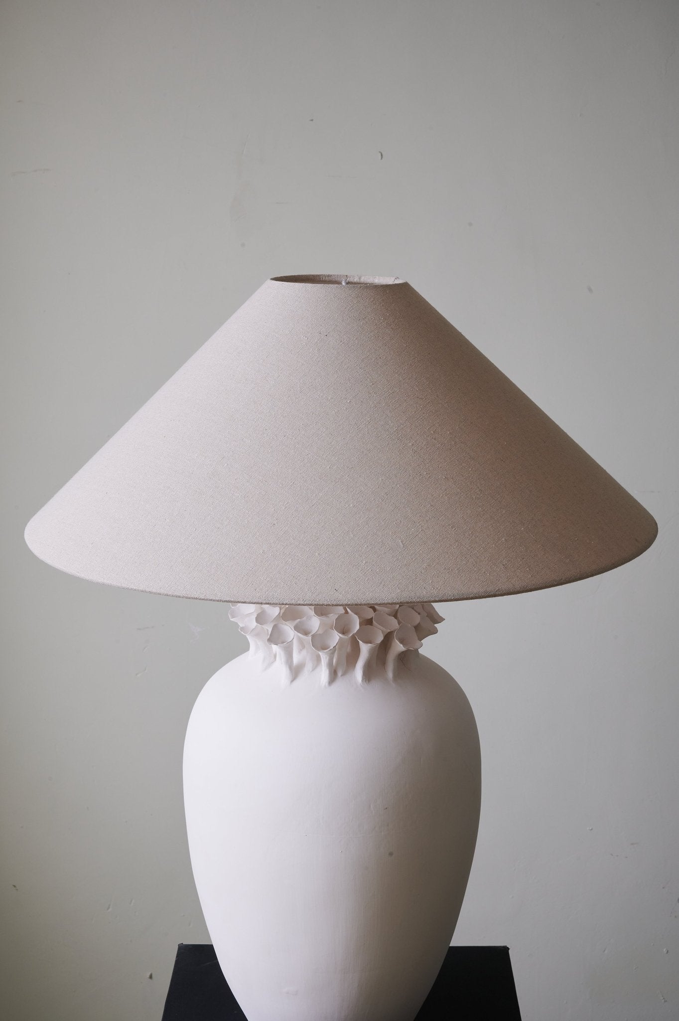 blossom-crest-ceramic-table-lamp-anzaz--8