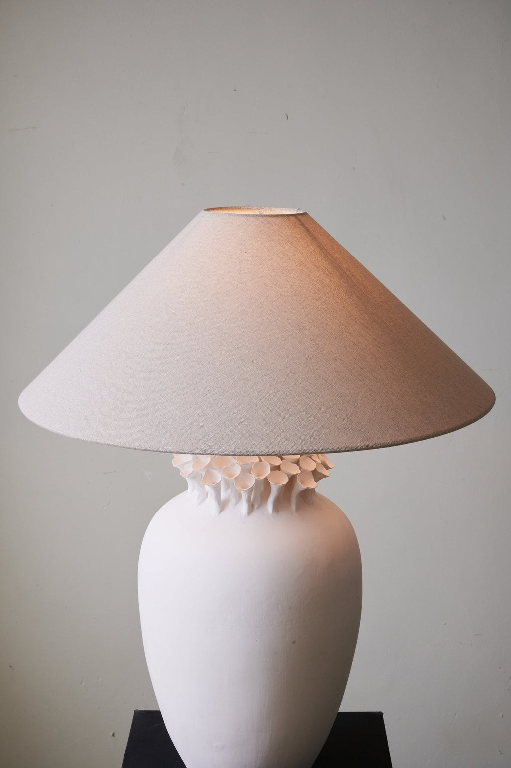 blossom-crest-ceramic-table-lamp-anzaz--9