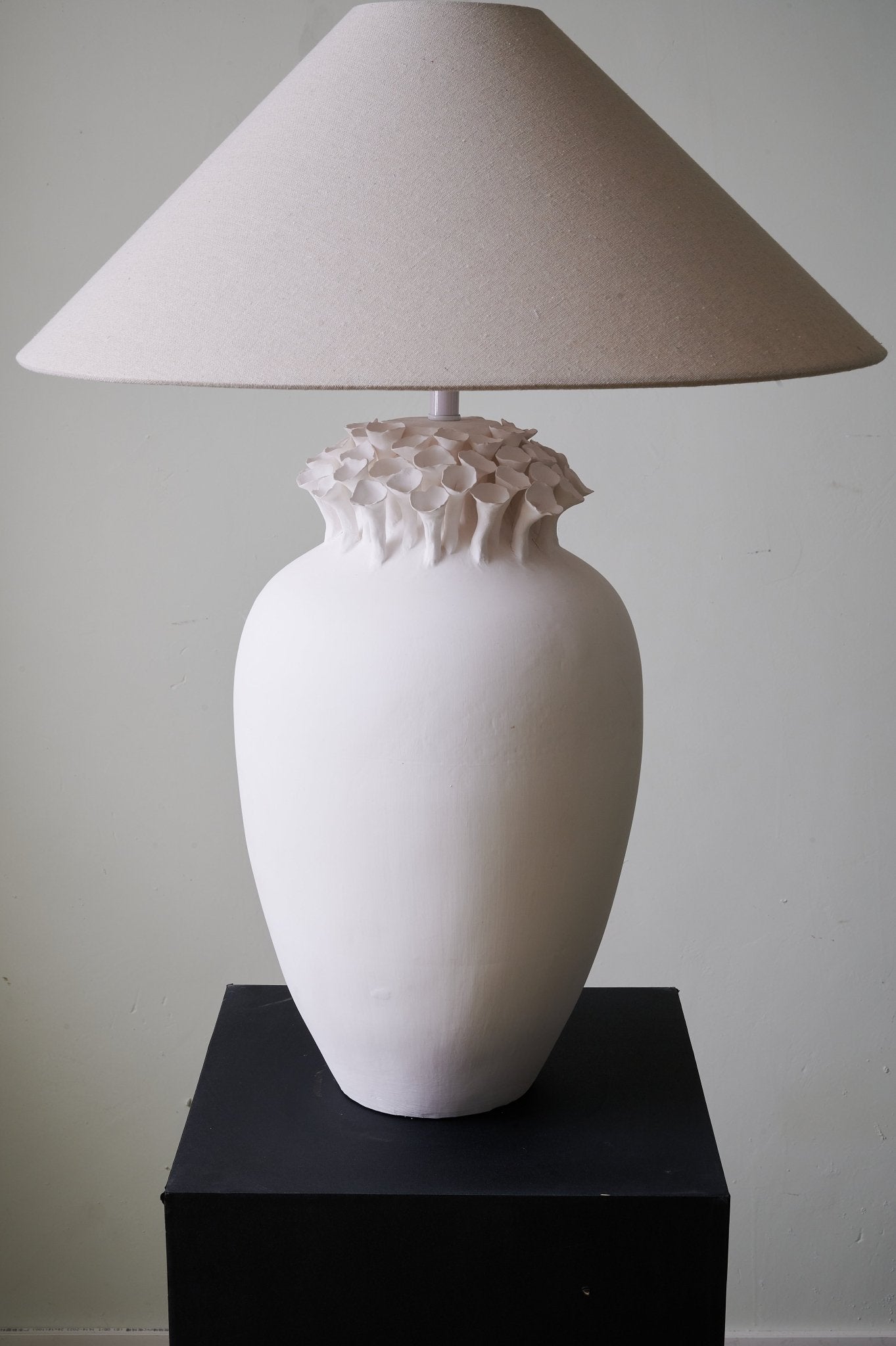 blossom-crest-ceramic-table-lamp-anzaz--10