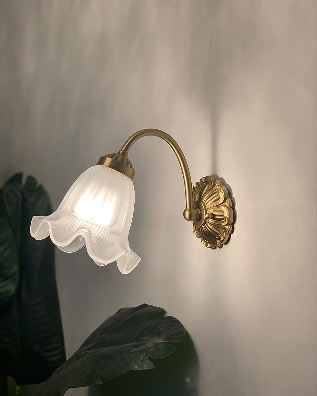 brass-floral-glass-sconce-anzaz--13