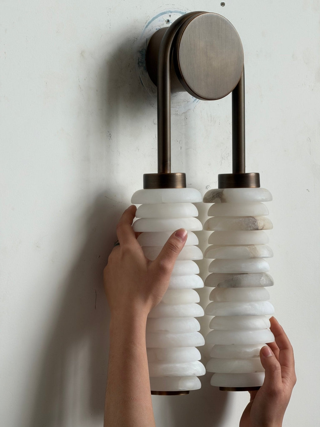 calla-ribbed-sconce-anzaz--48