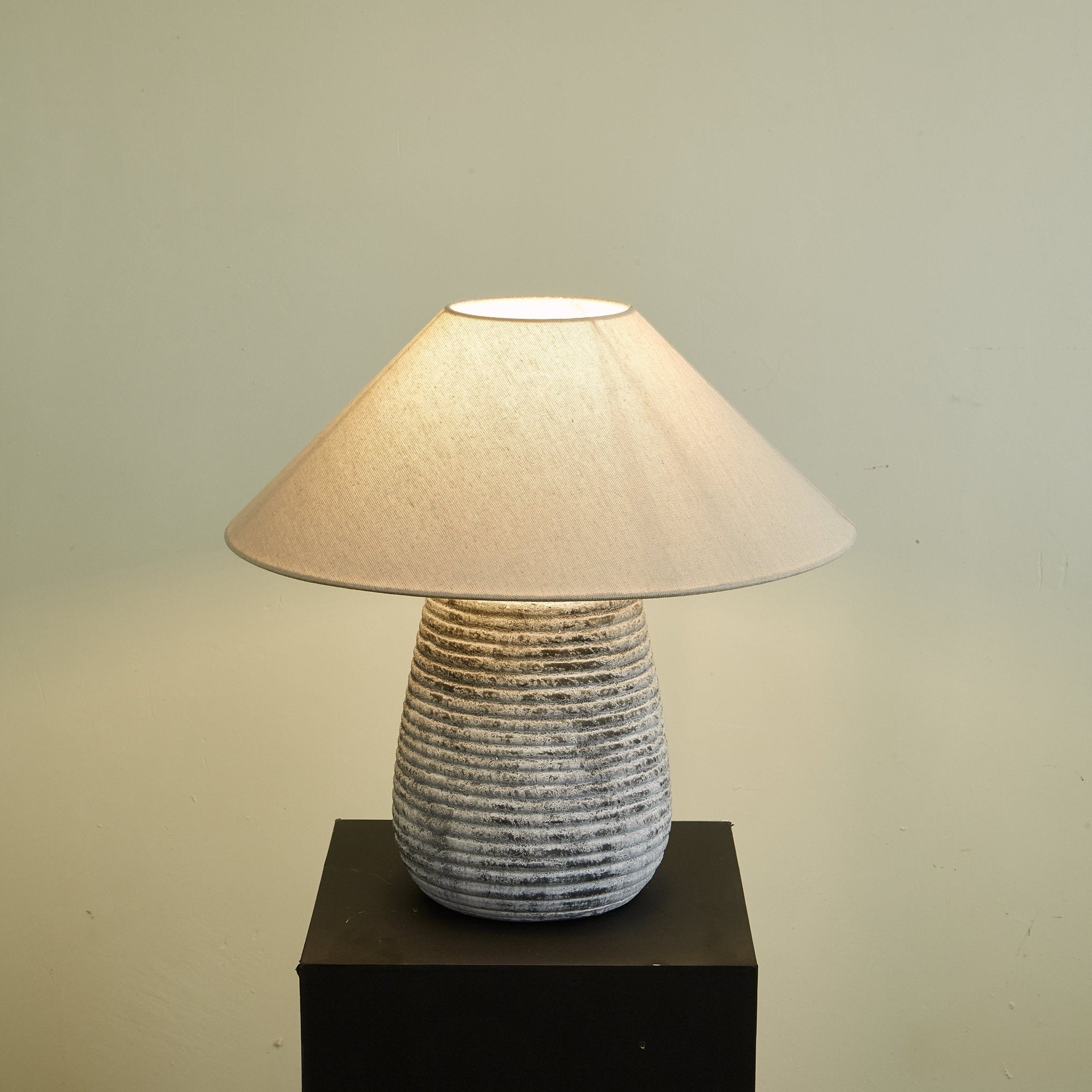 callisto-ribbed-ceramic-table-lamp-anzaz--10