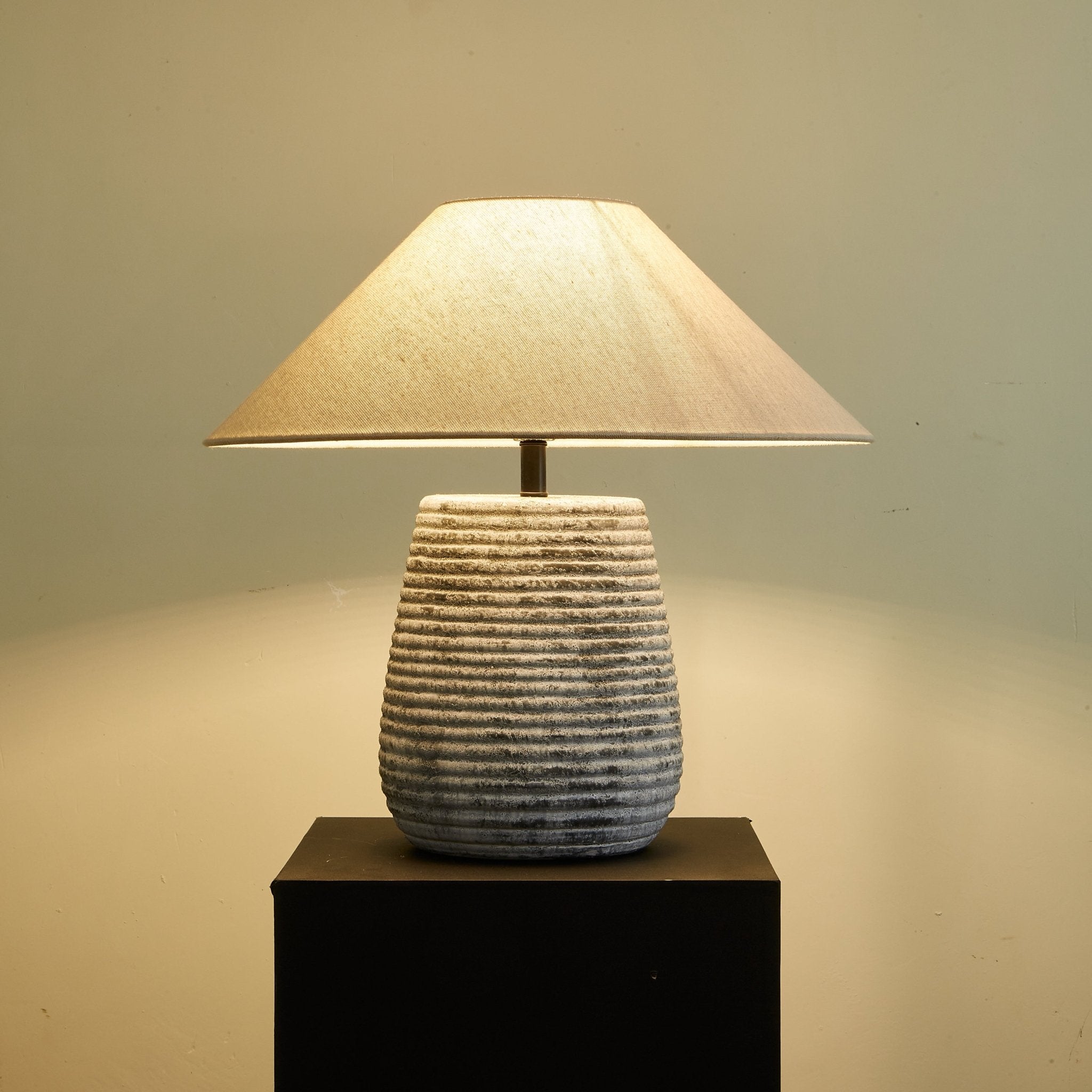 callisto-ribbed-ceramic-table-lamp-anzaz--11