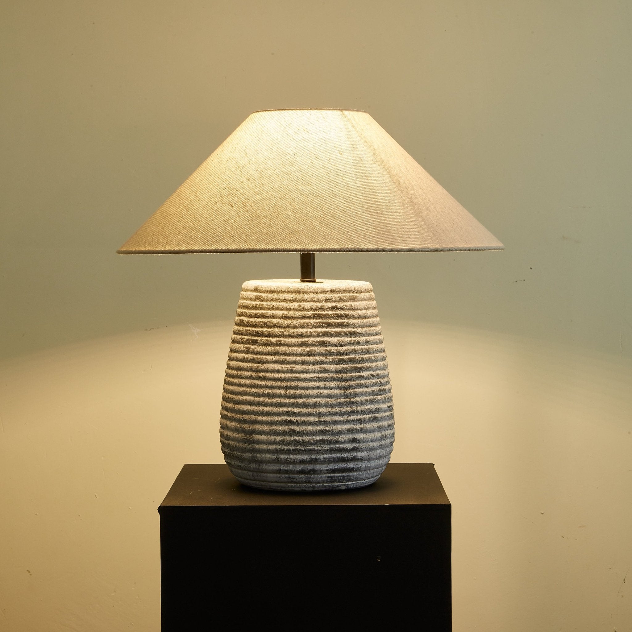 callisto-ribbed-ceramic-table-lamp-anzaz--12
