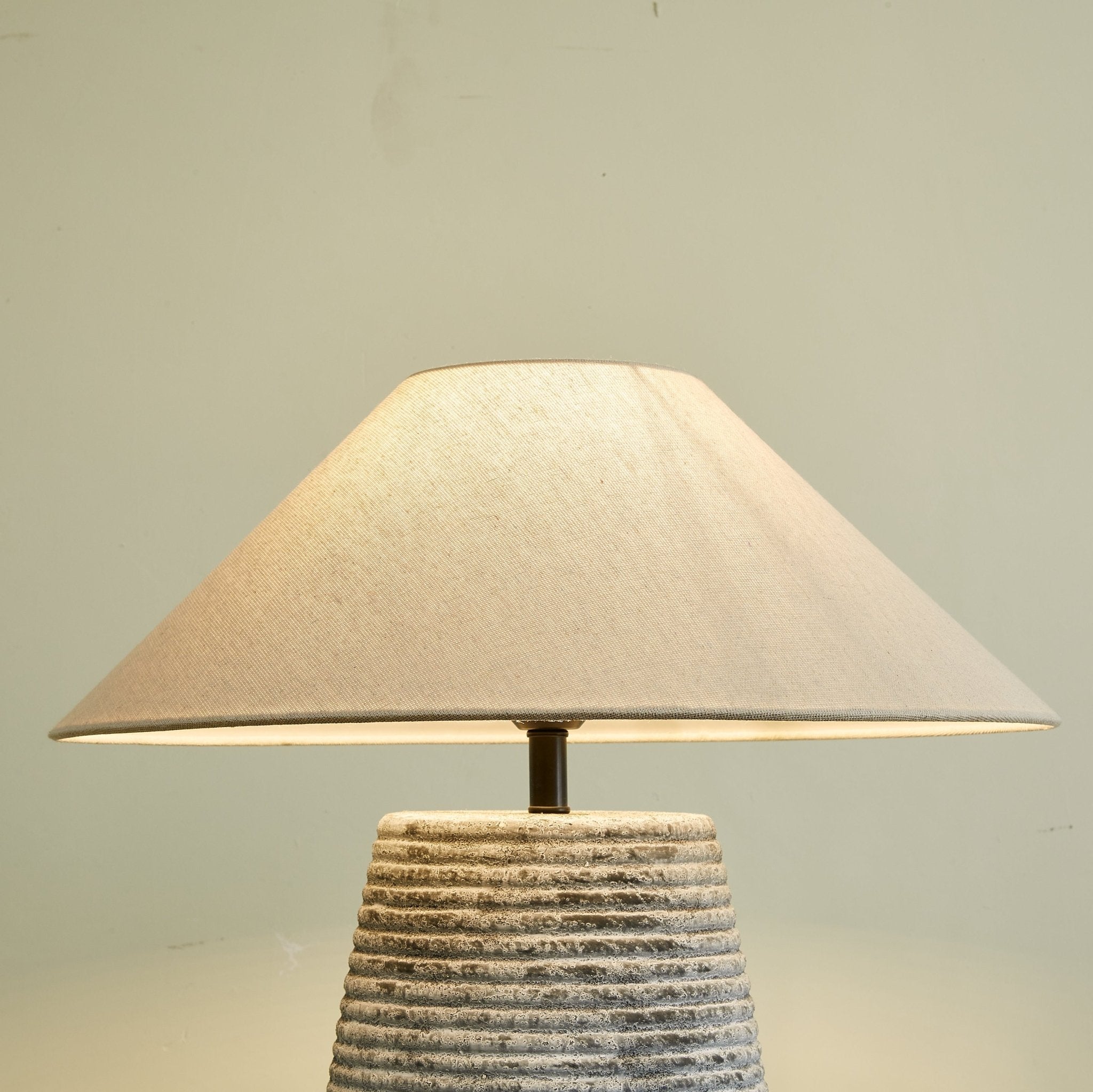 callisto-ribbed-ceramic-table-lamp-anzaz--8