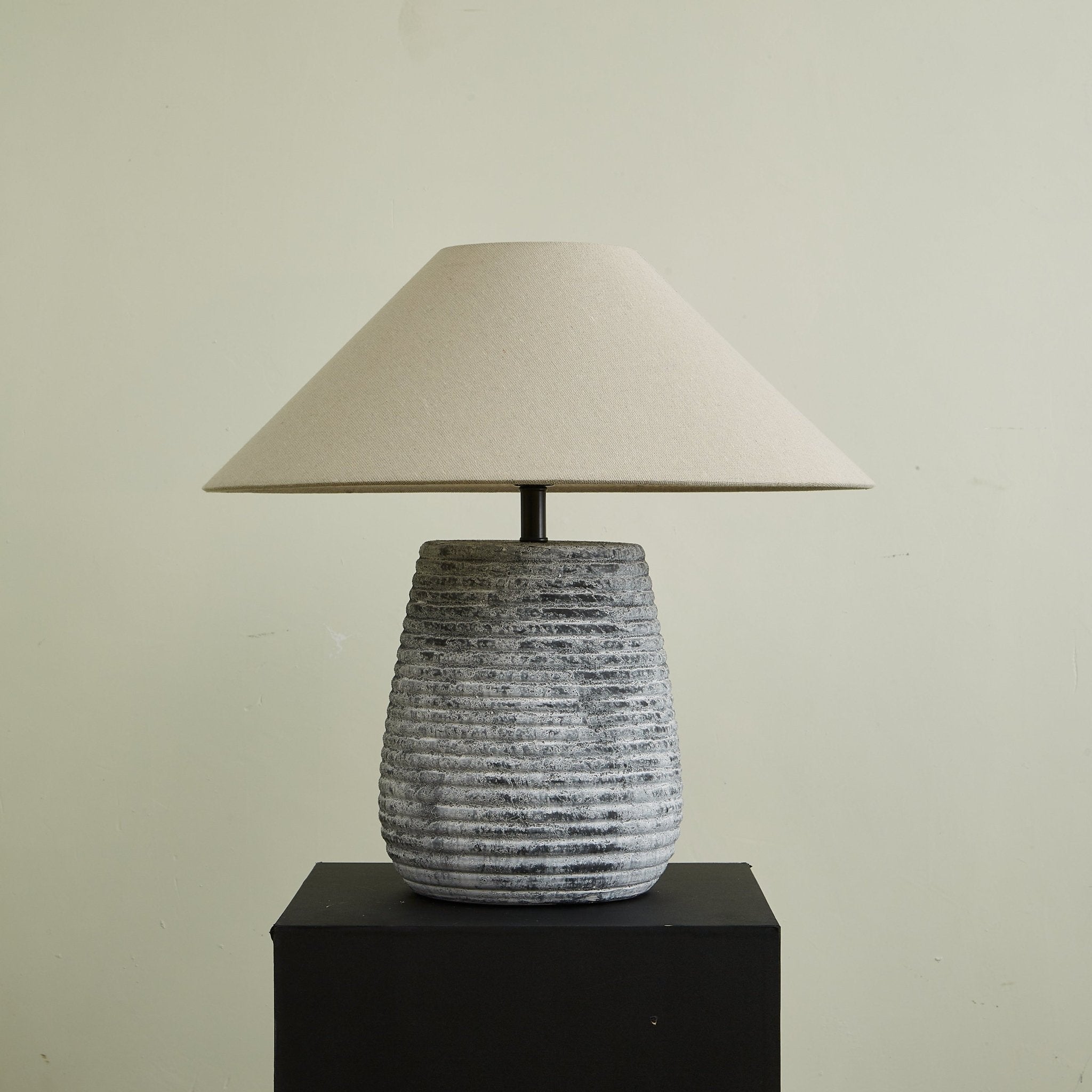 callisto-ribbed-ceramic-table-lamp-anzaz--18