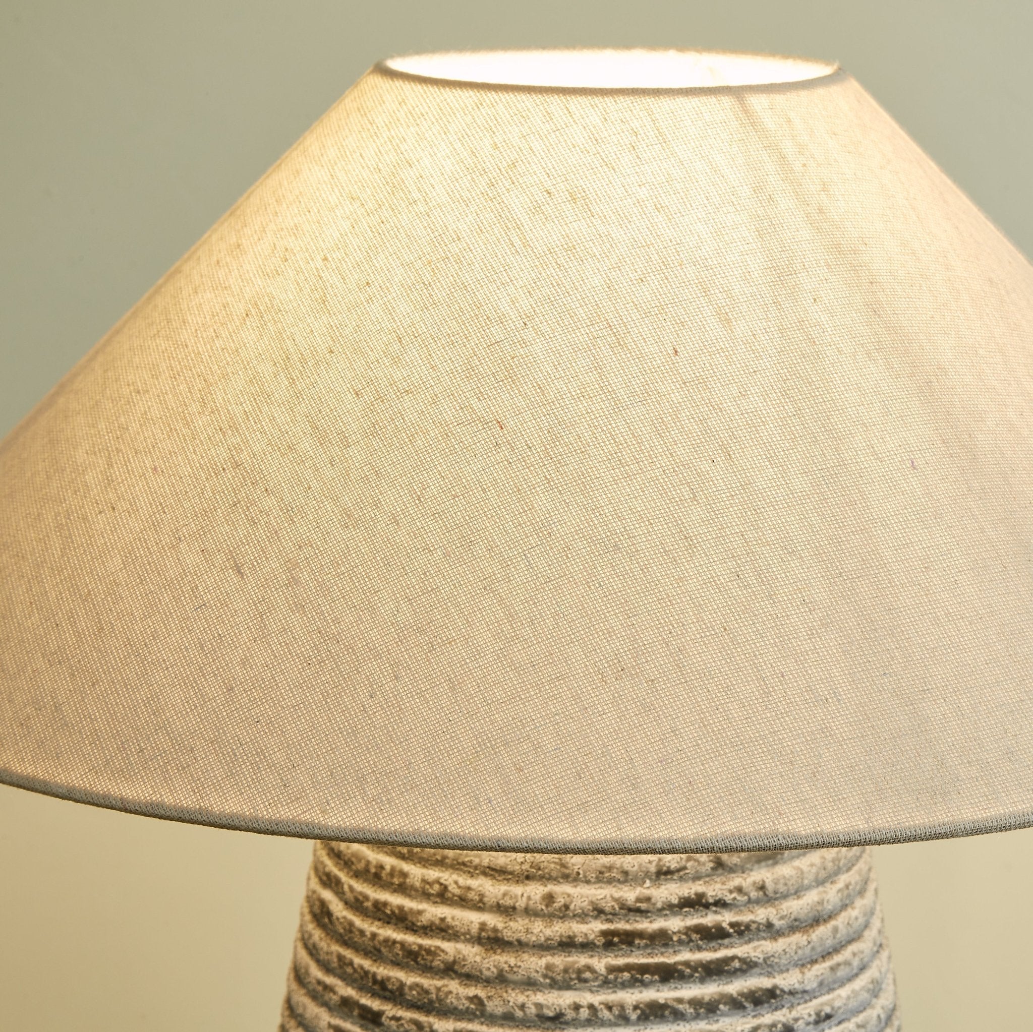 callisto-ribbed-ceramic-table-lamp-anzaz--15