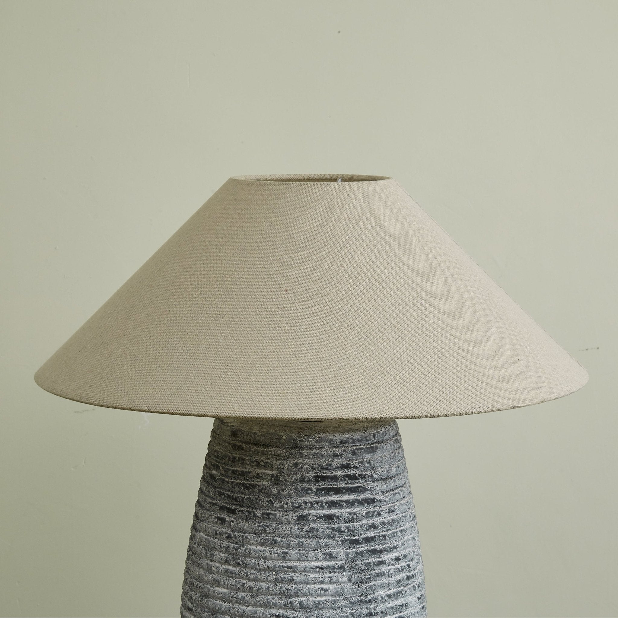 callisto-ribbed-ceramic-table-lamp-anzaz--7