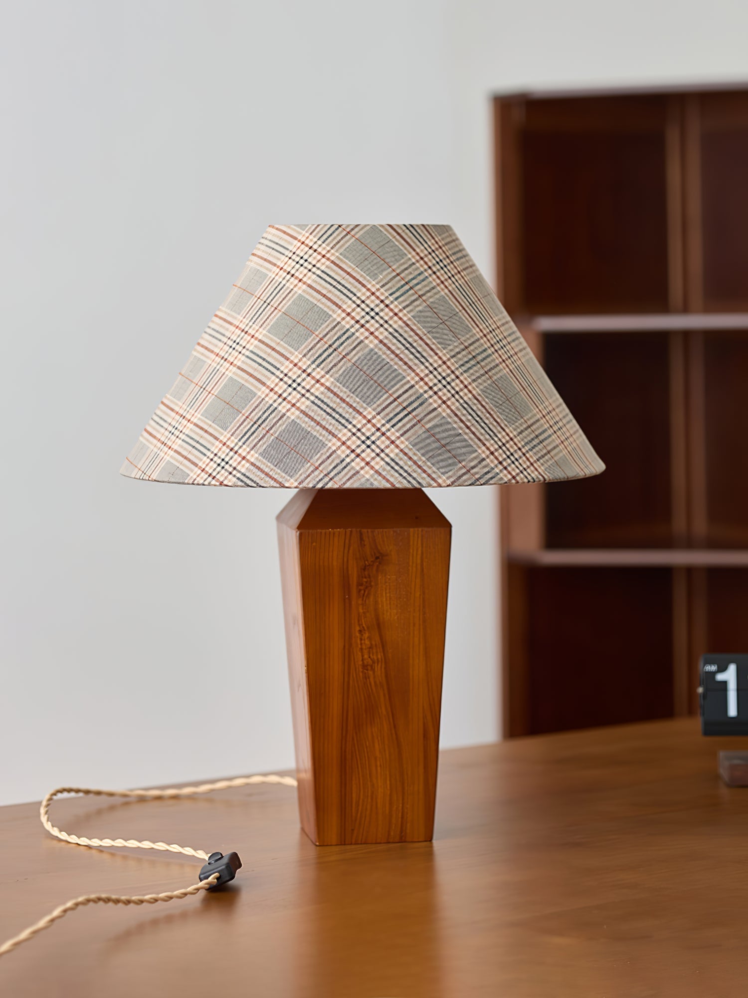 claremont-plaid-table-lamp-anzaz--5