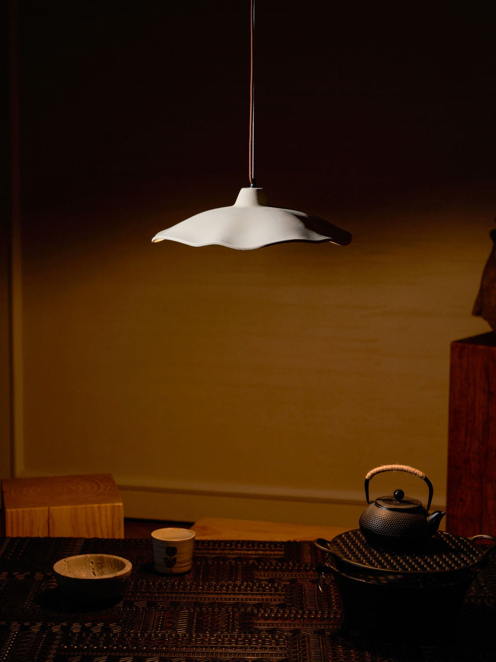 concrete-petal-pendant-light-anzaz--10