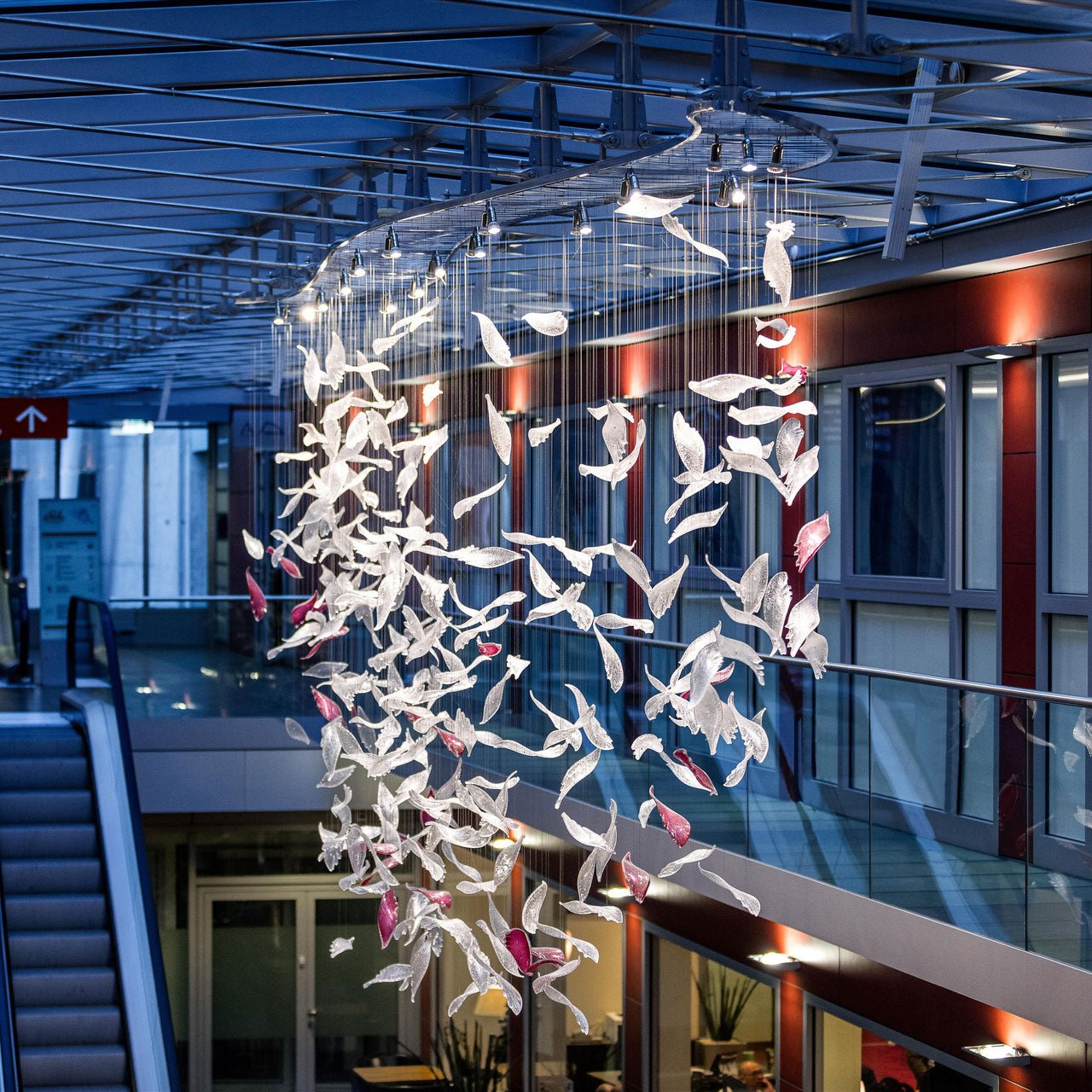 flying-glass-feather-chandelier-anzaz--12