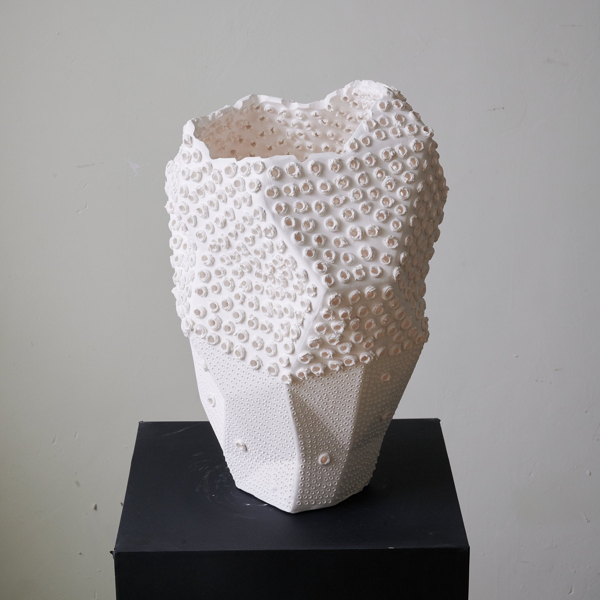 urchin-textured-ceramic-table-lamp-anzaz--14