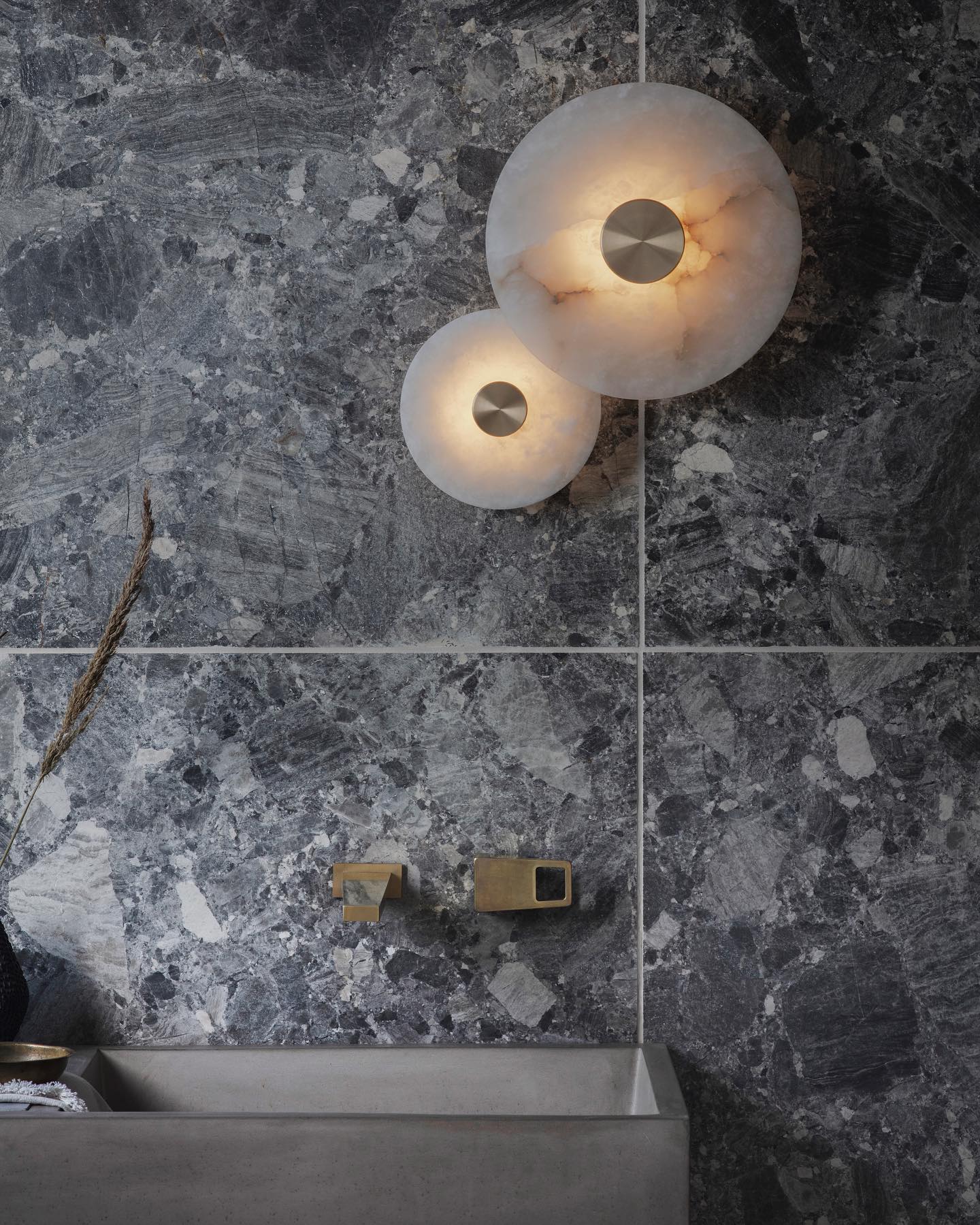 disc-shaped-alabaster-wall-light-anzaz-Brass & White-3