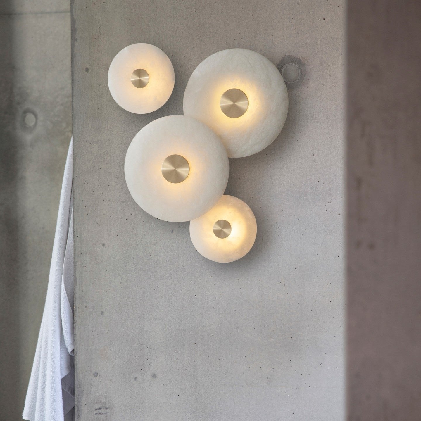 disc-shaped-alabaster-wall-light-anzaz-Brass & White-2