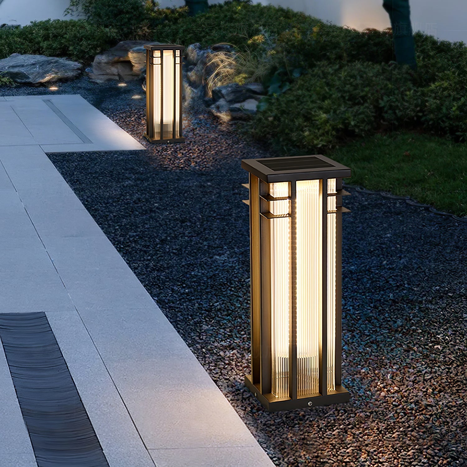 double-axis-outdoor-post-lamp-anzaz-Model B: Solar-Powered Version-4