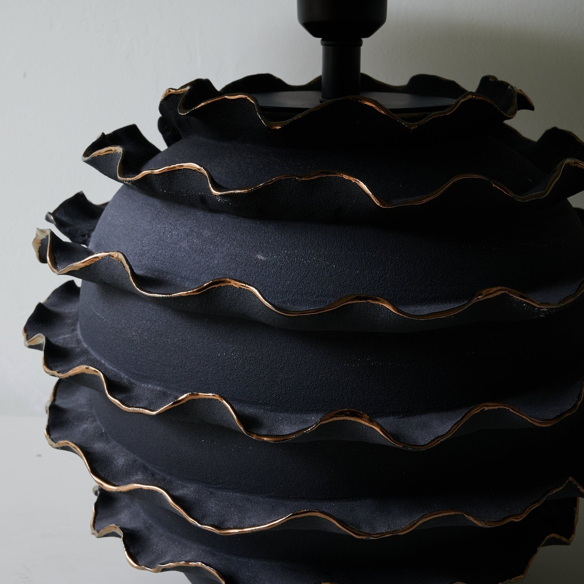 eclipse-ruffle-table-lamp-anzaz--8