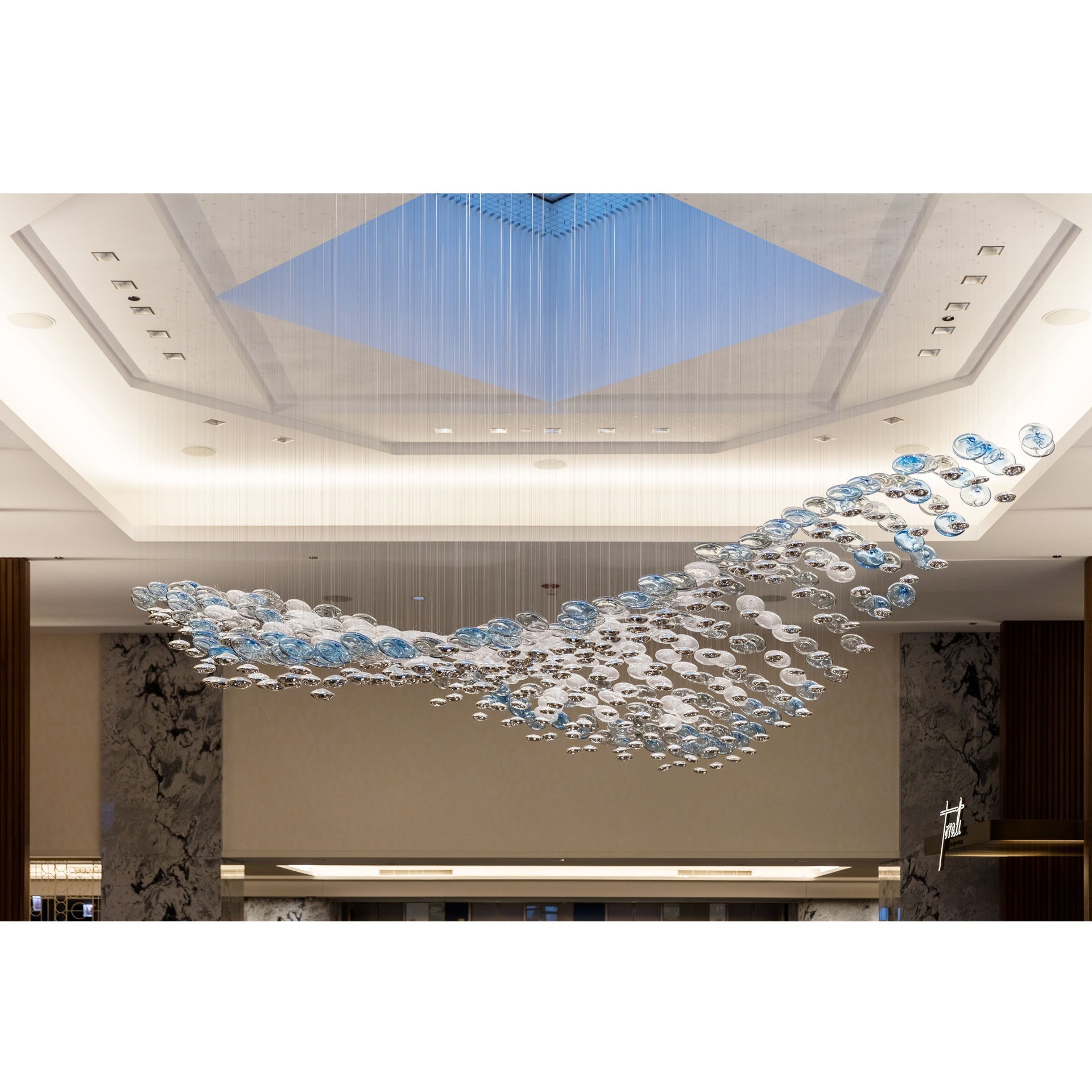 flying-surge-chandelier-anzaz--11