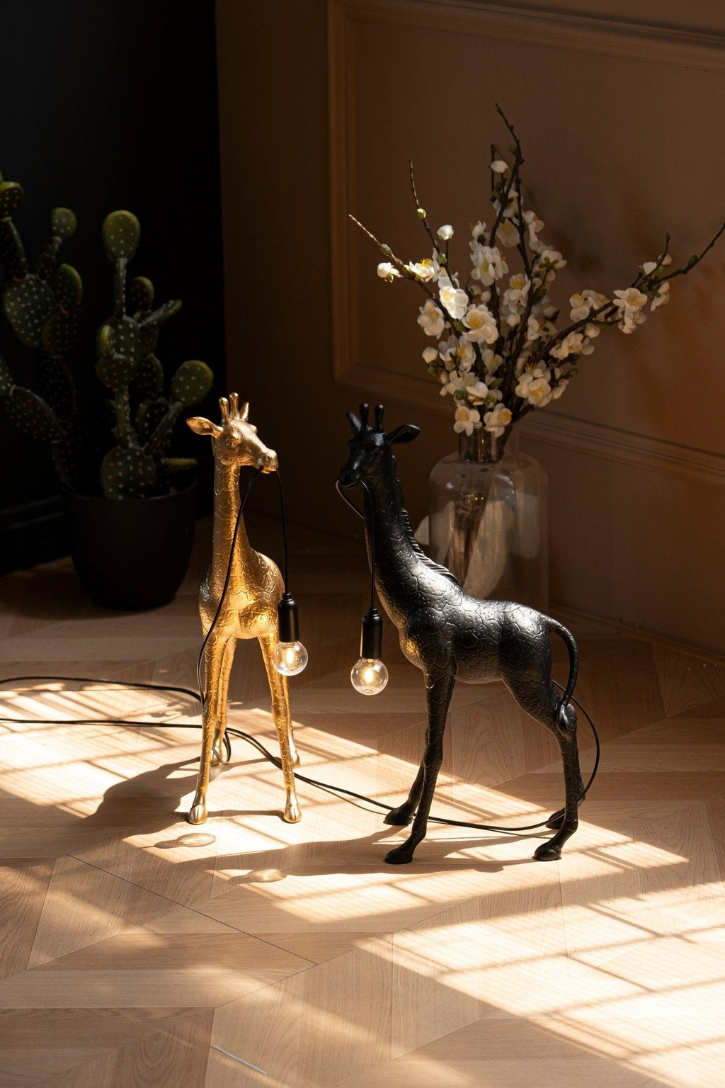 giraffe-royale-sculpture-floor-lamp-anzaz-White-3
