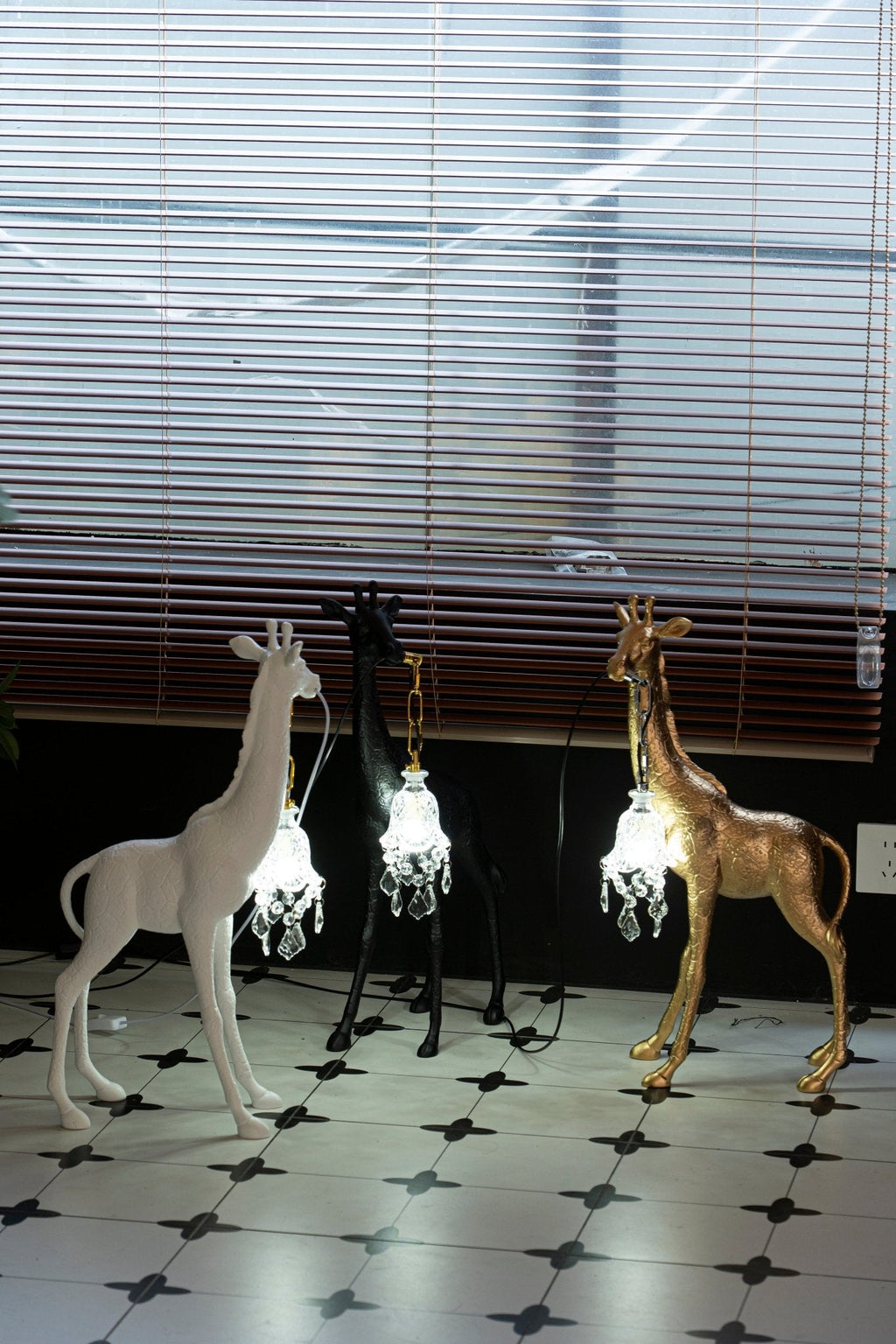 giraffe-royale-sculpture-floor-lamp-anzaz-Black-7