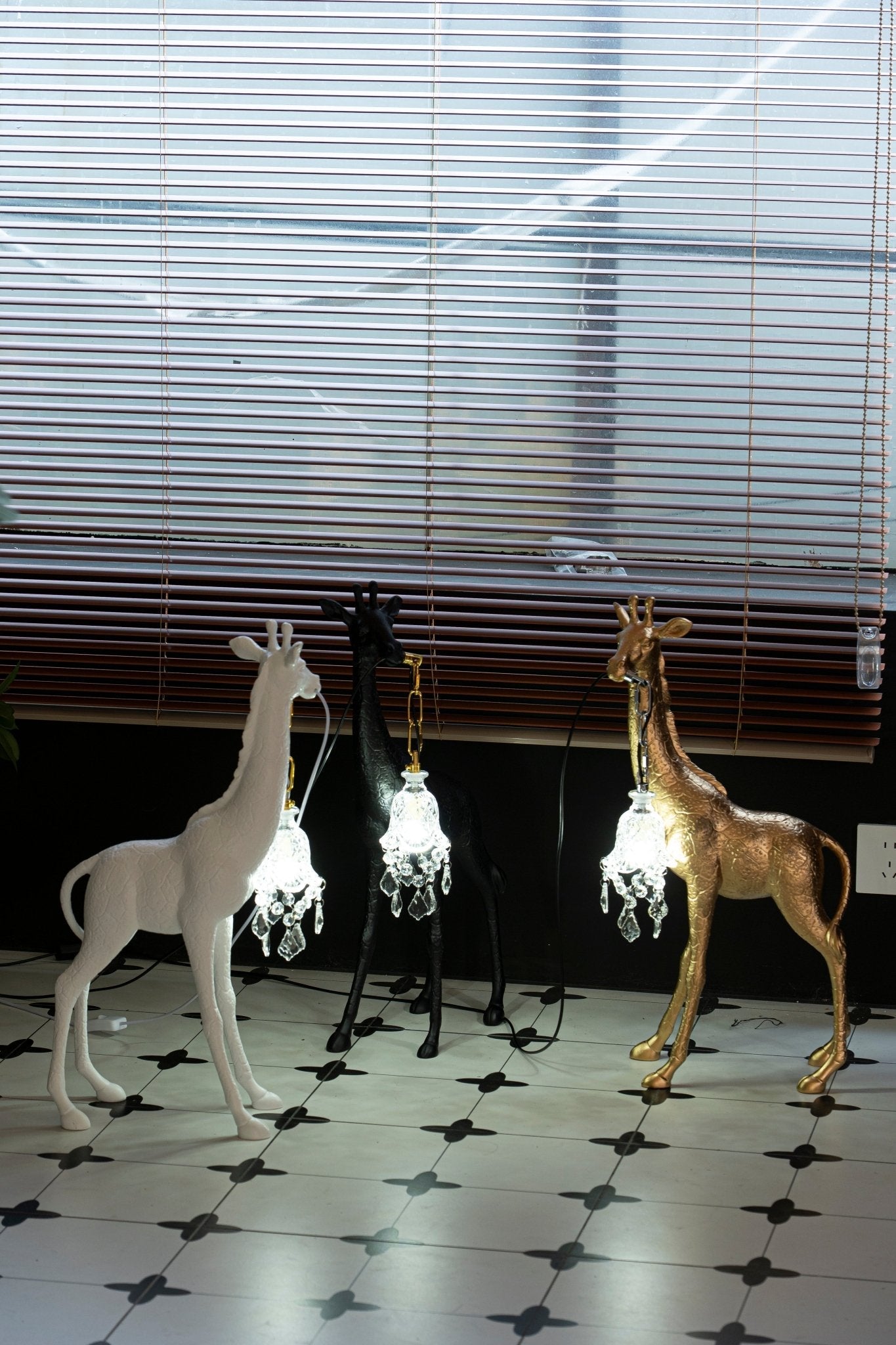 giraffe-royale-sculpture-floor-lamp-anzaz-Black-7