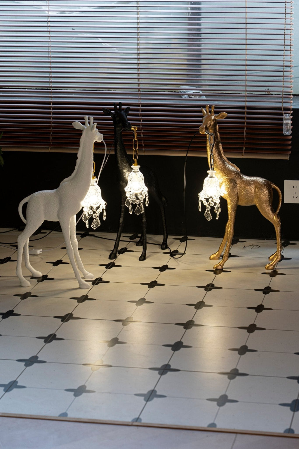 giraffe-royale-sculpture-floor-lamp-anzaz-Black-8