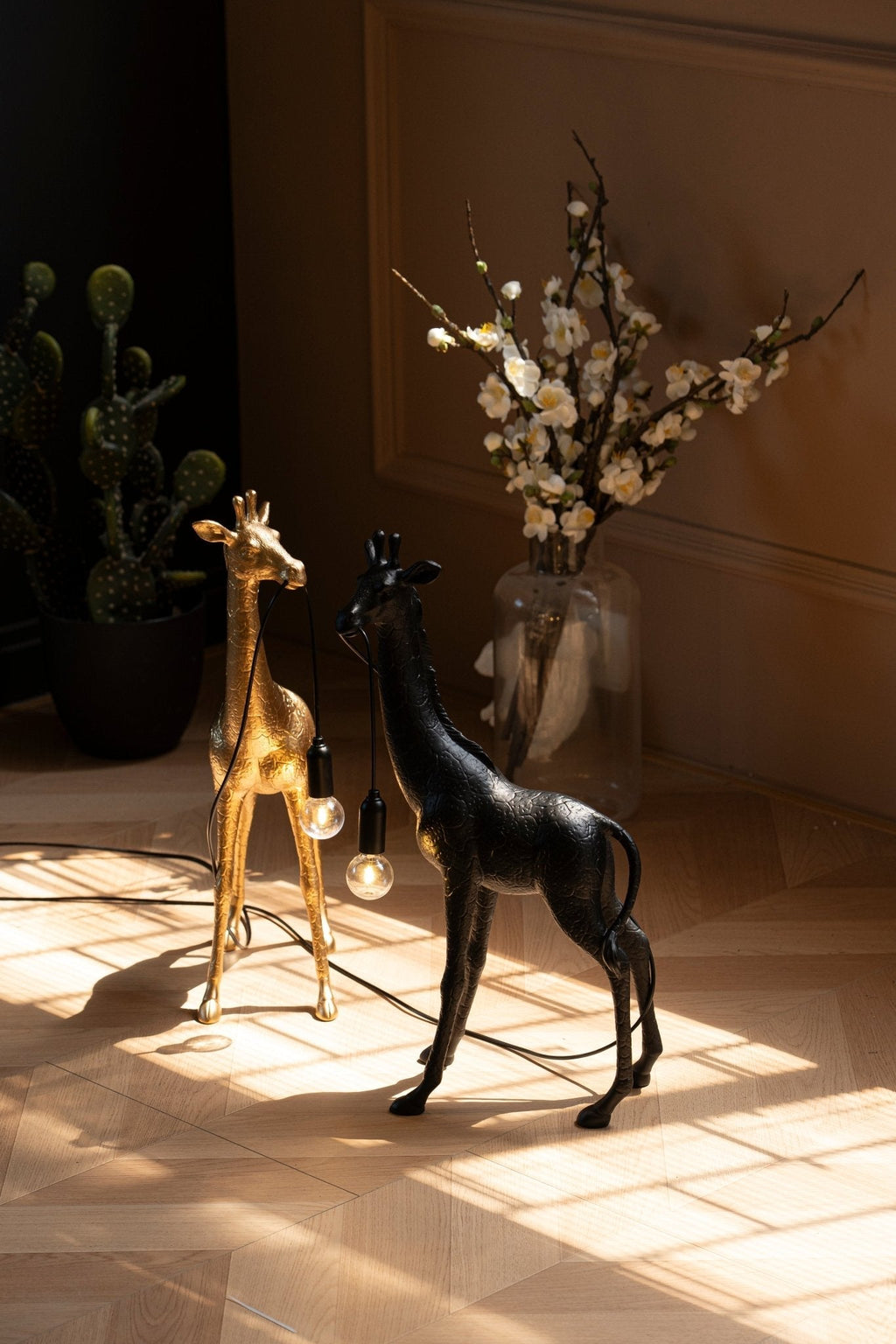 giraffe-royale-sculpture-floor-lamp-anzaz-White-2
