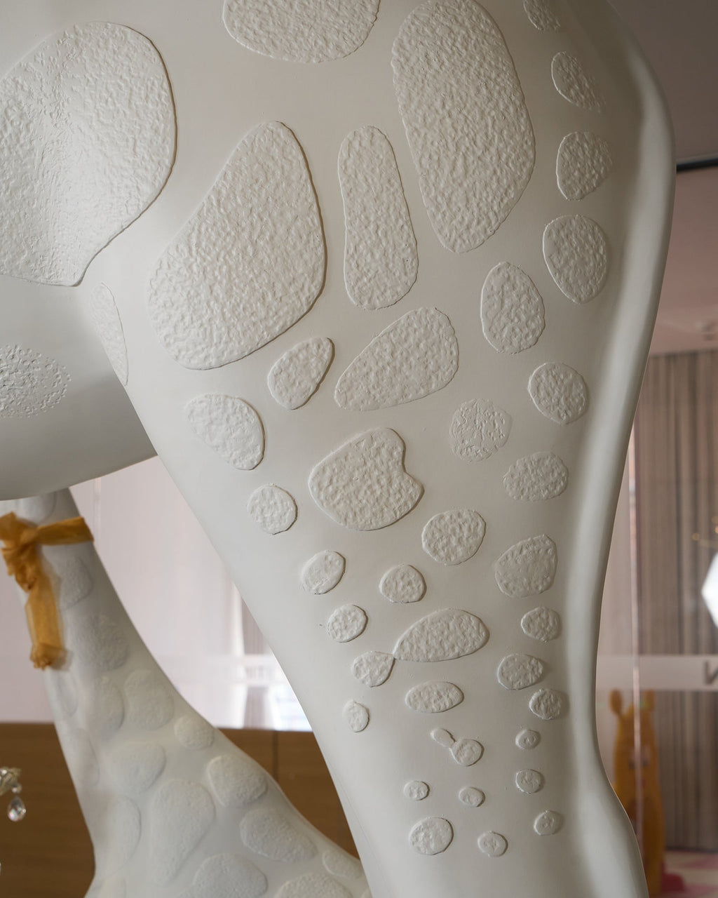 giraffe-sculpture-floor-lamp-anzaz-White & Gold lamp body-56