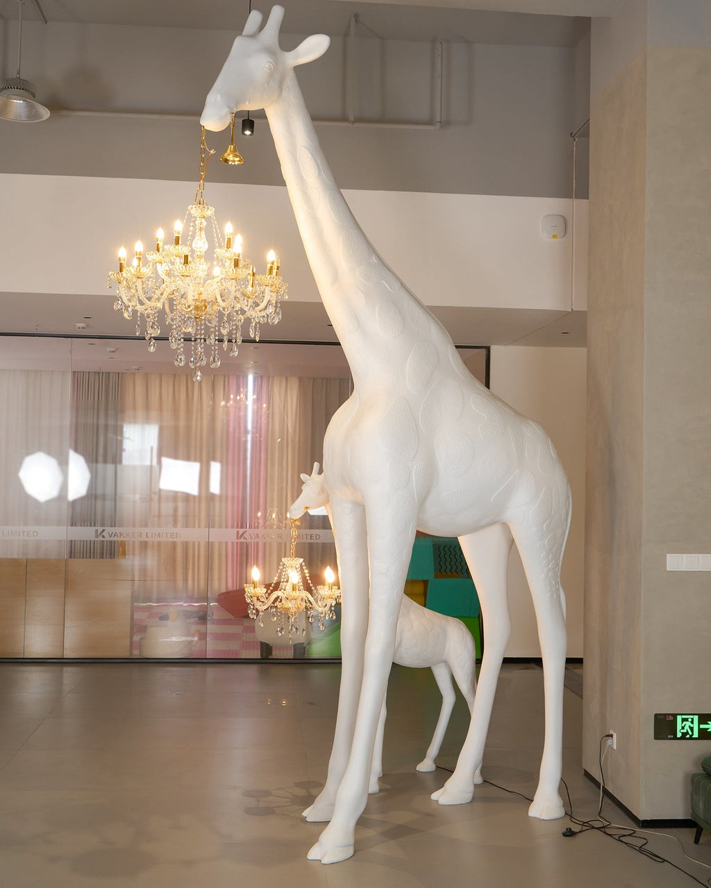giraffe-sculpture-floor-lamp-anzaz-Black & Chrome lamp body-9