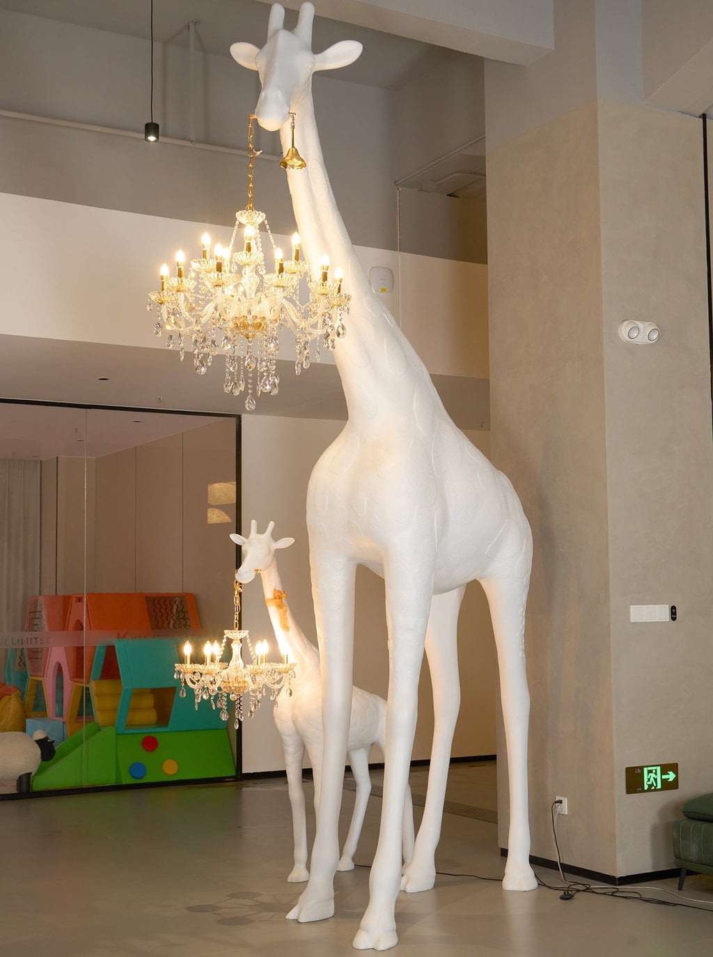 giraffe-sculpture-floor-lamp-anzaz-White & Gold lamp body-7